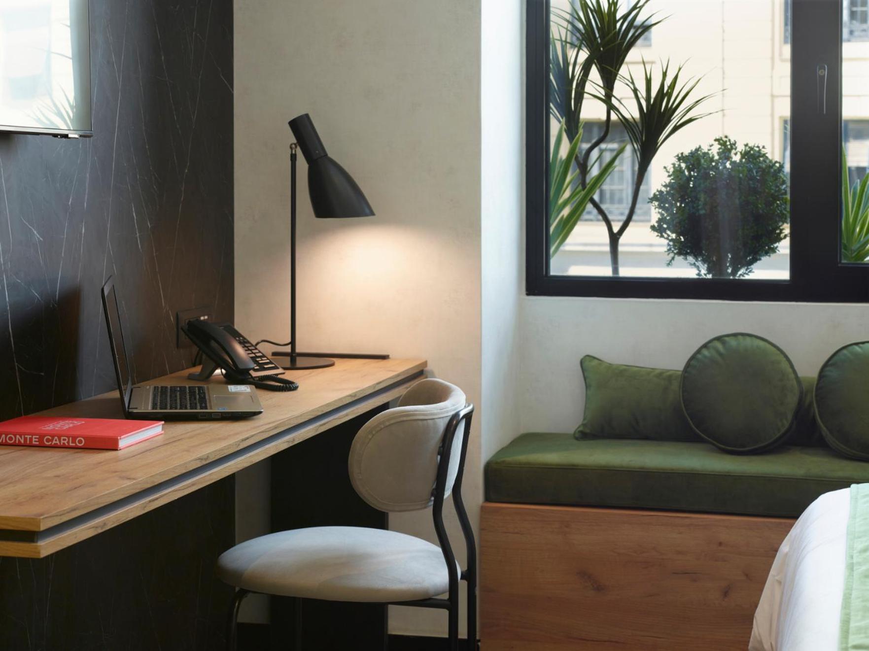 The Port Double Room with Square View - Photo 8