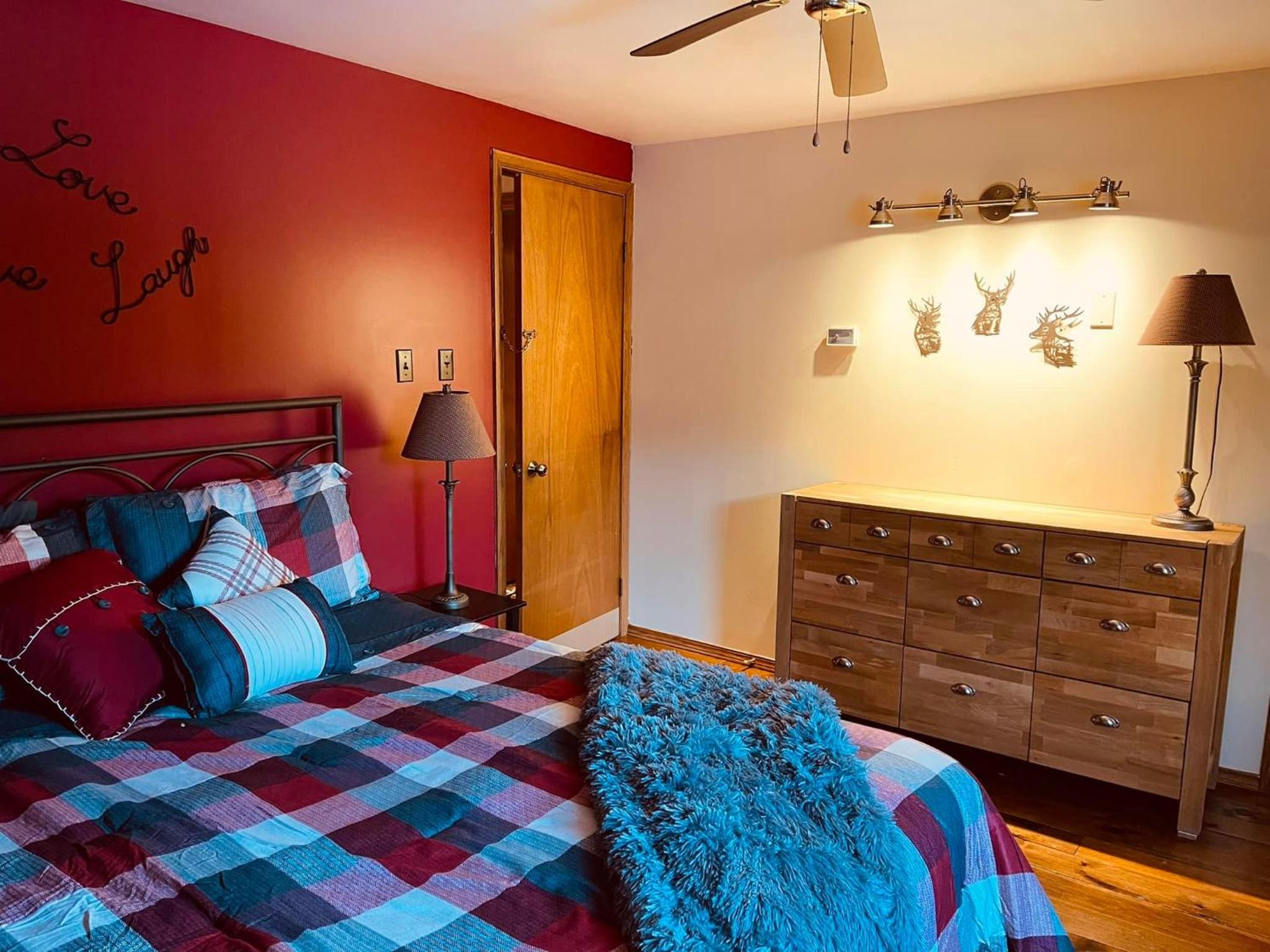 Queen Room photo 2