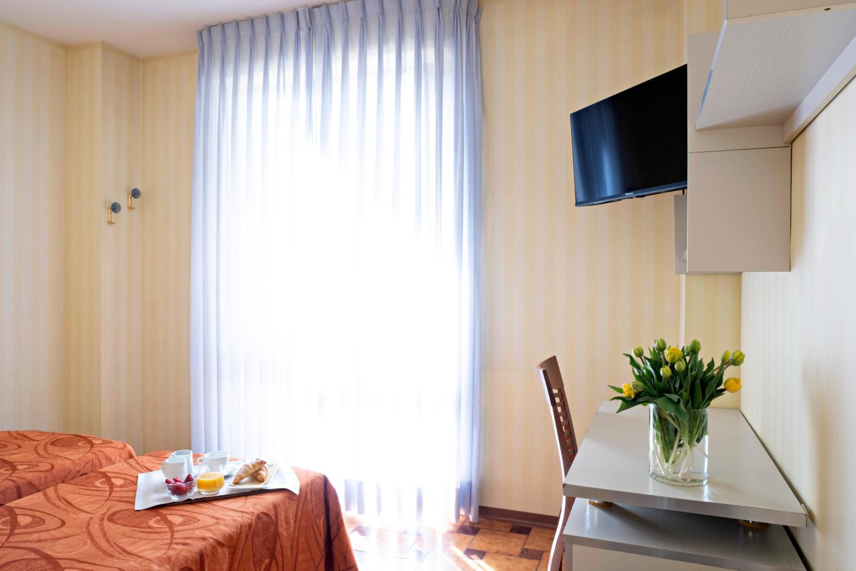Standard Double Room - Photo 7