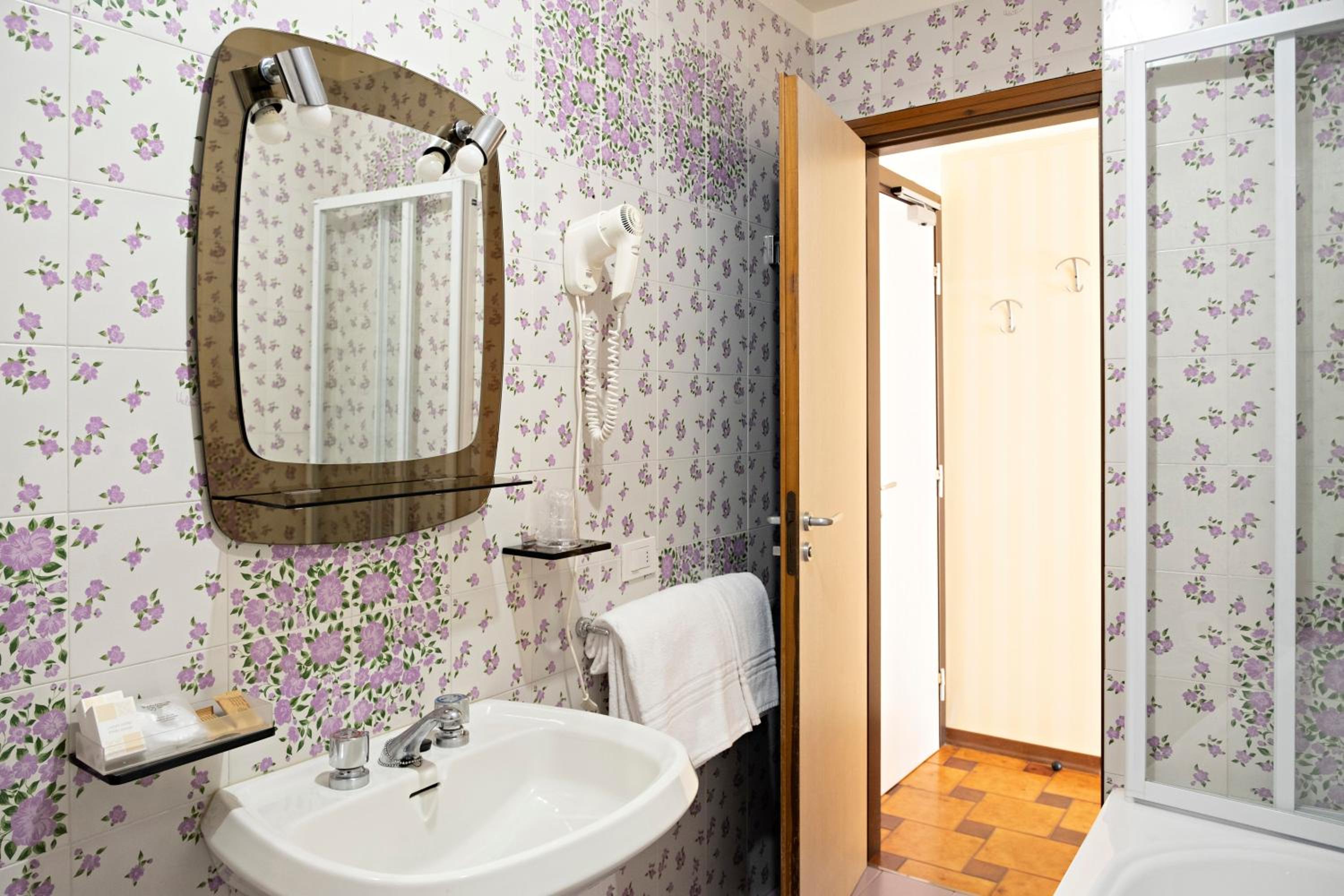Standard Double Room - Photo 8