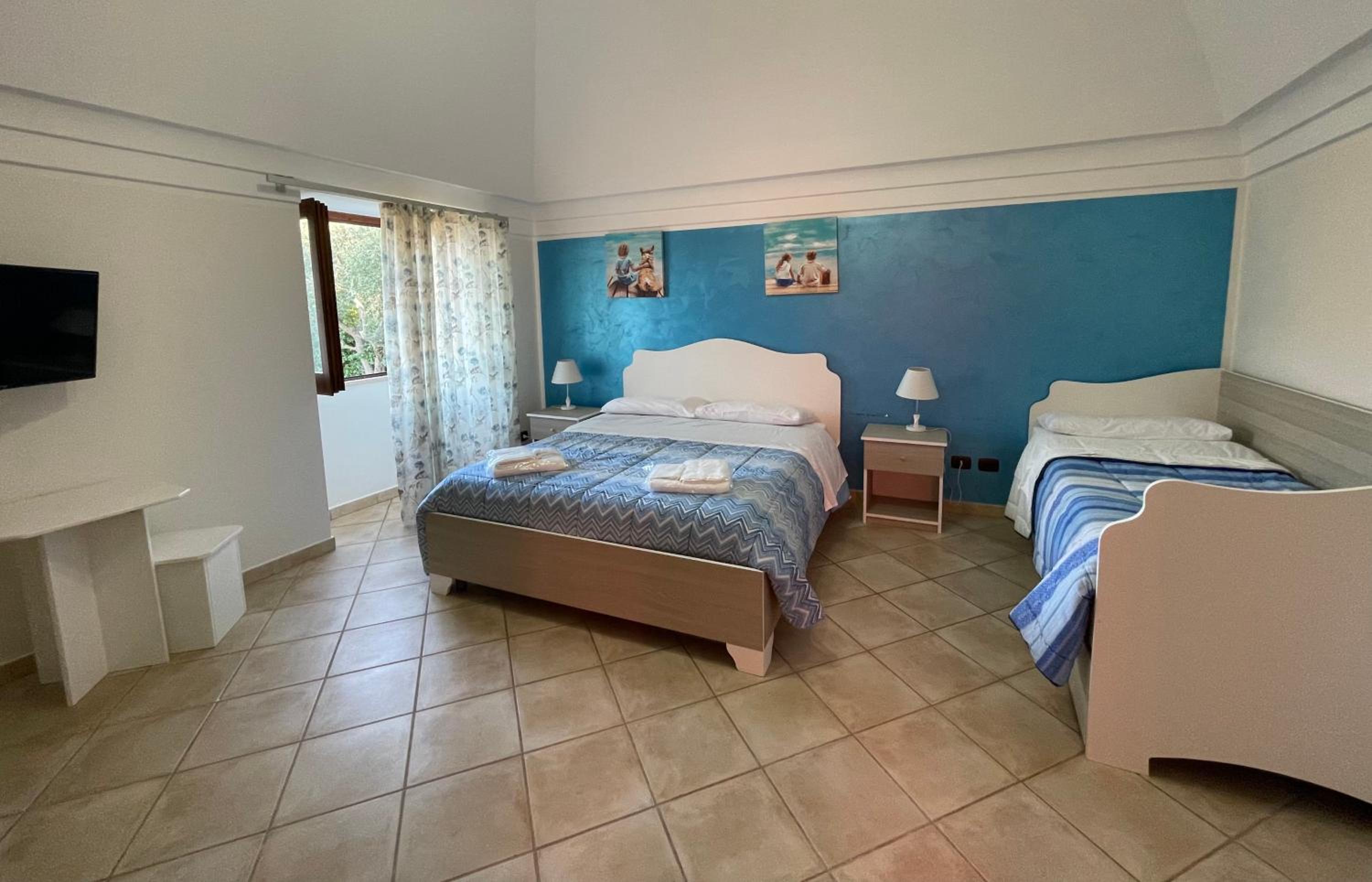 Quadruple Room with Sea View - Photo 7