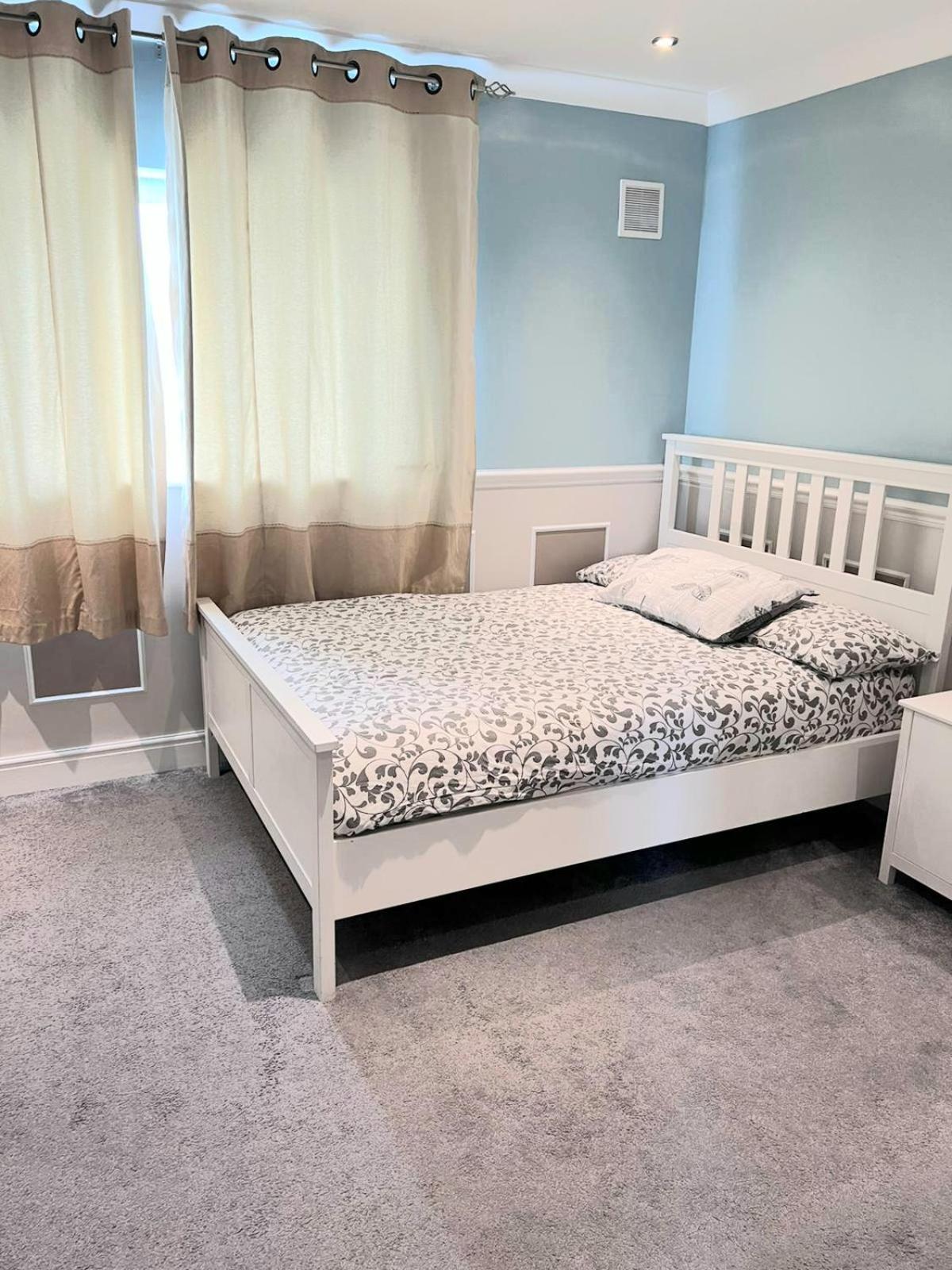 Three-Bedroom House photo 3