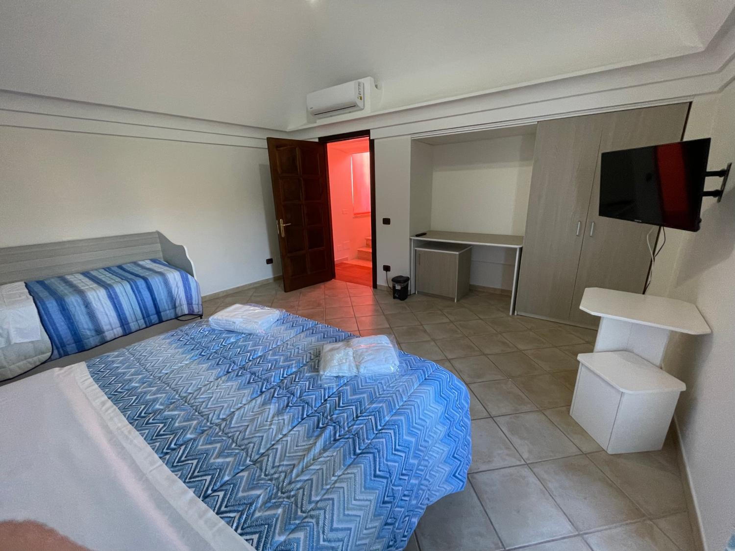 Quadruple Room with Sea View - Photo 9