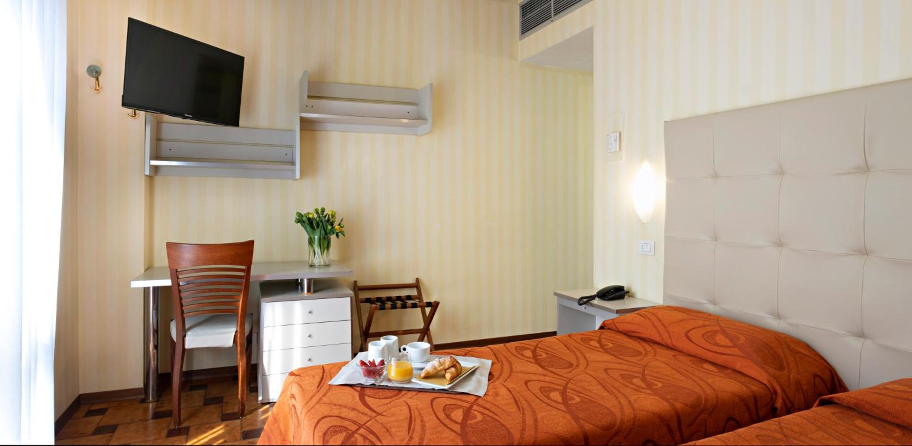 Standard Double Room - Photo 10