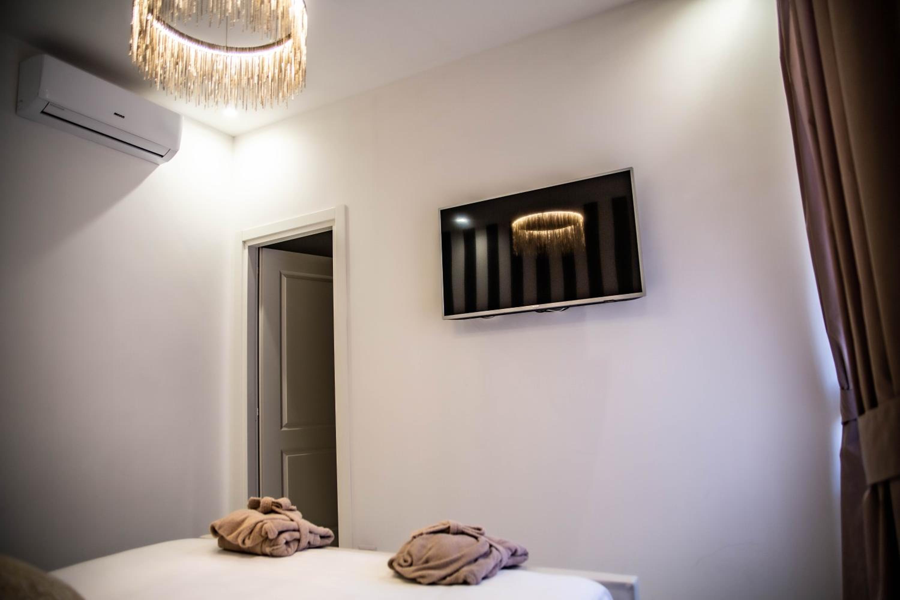 Large Double Room photo 3