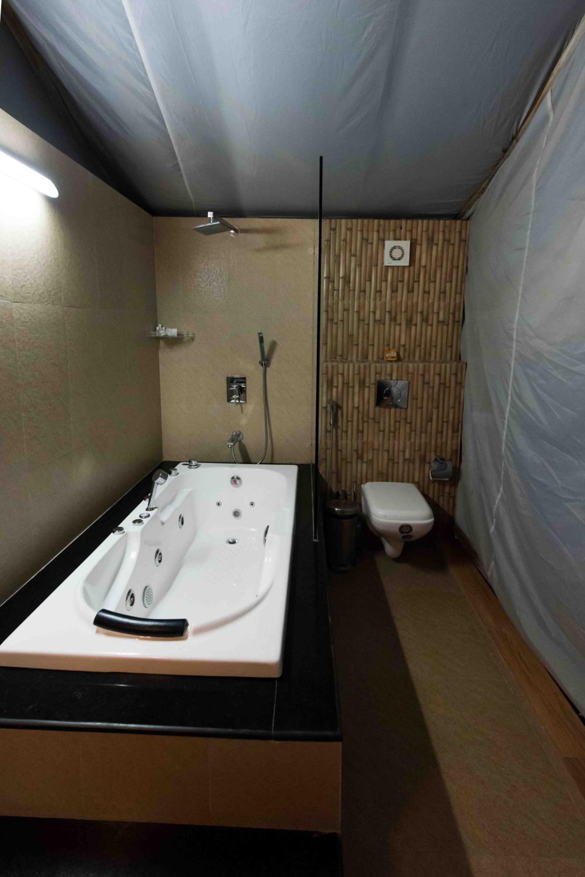 Deluxe Double Room (2 Adults + 1 Child) - Photo 3