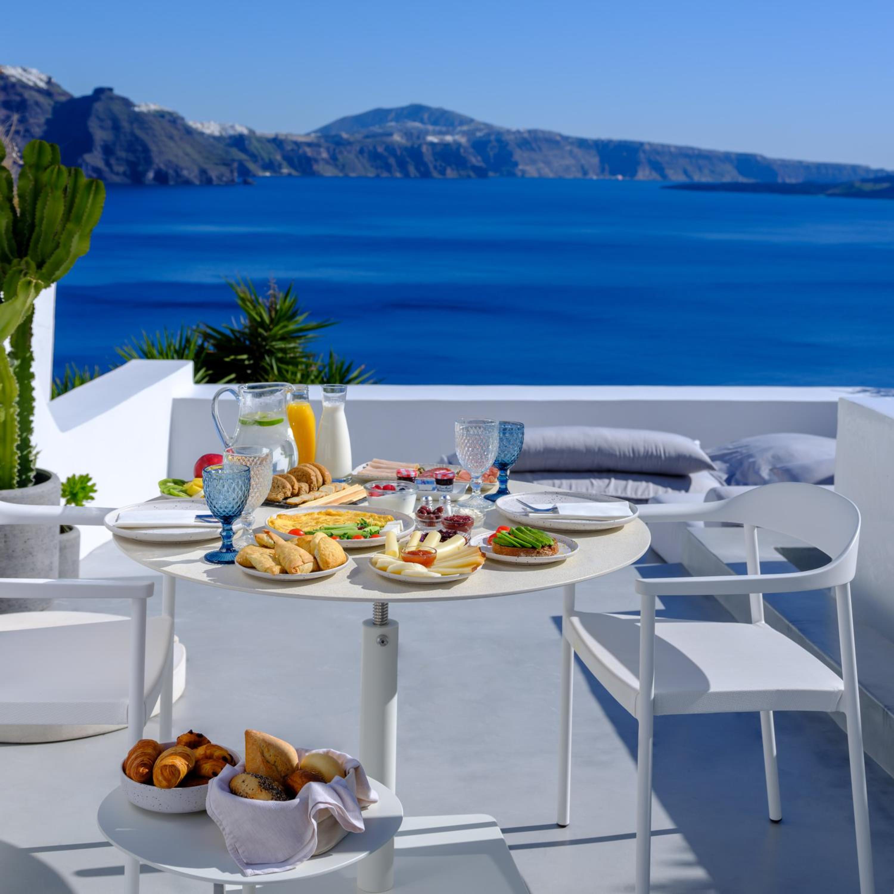Two Bedroom Villa with Caldera View and Heated Plunge Pool - Photo 2