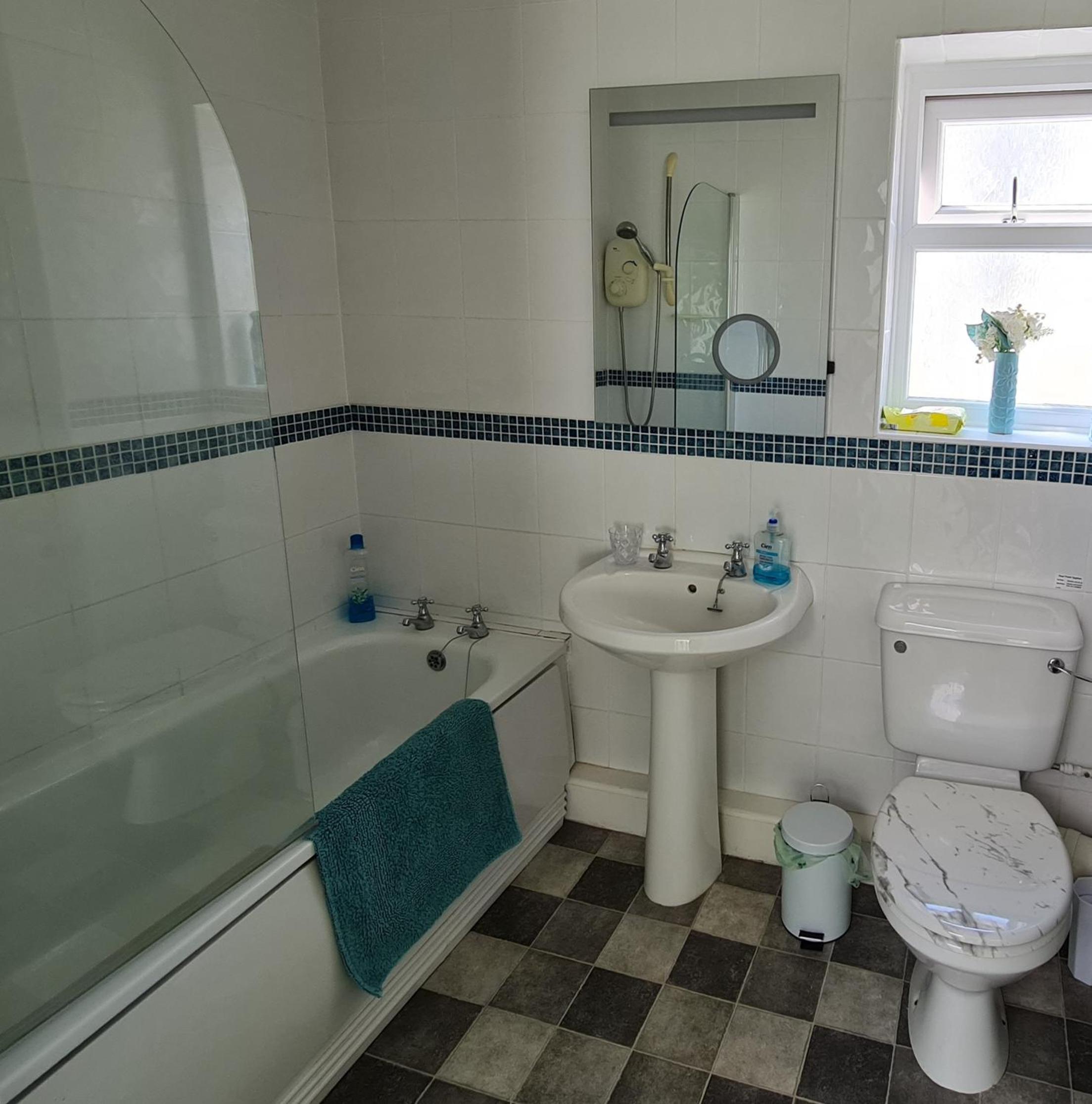 Quadruple Room with Private Bathroom - Photo 6