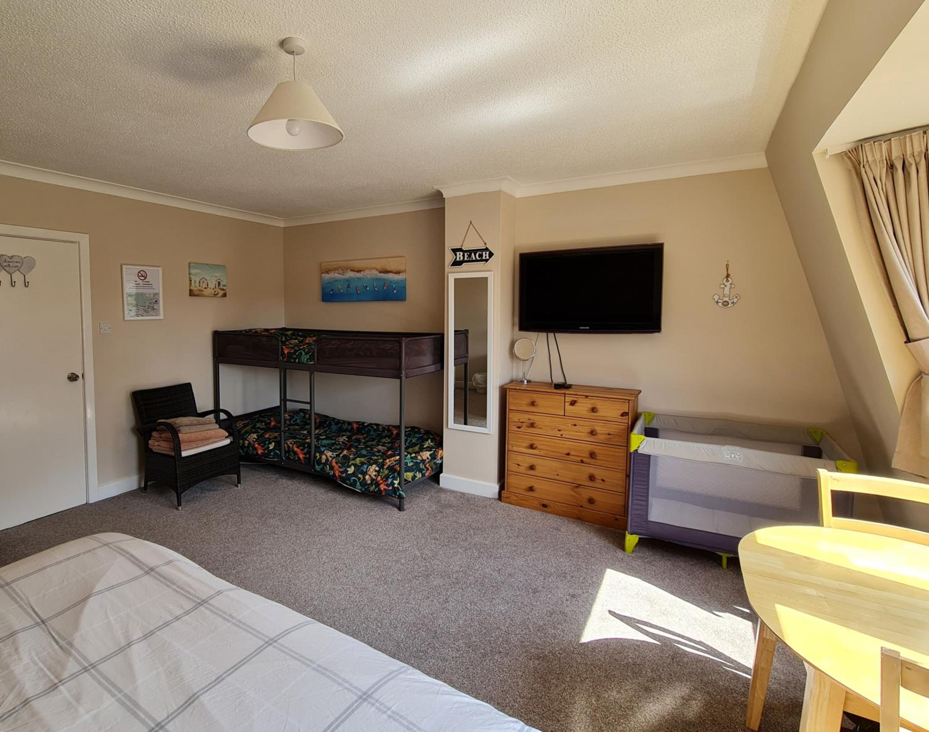 Quadruple Room with Private Bathroom - Photo 10