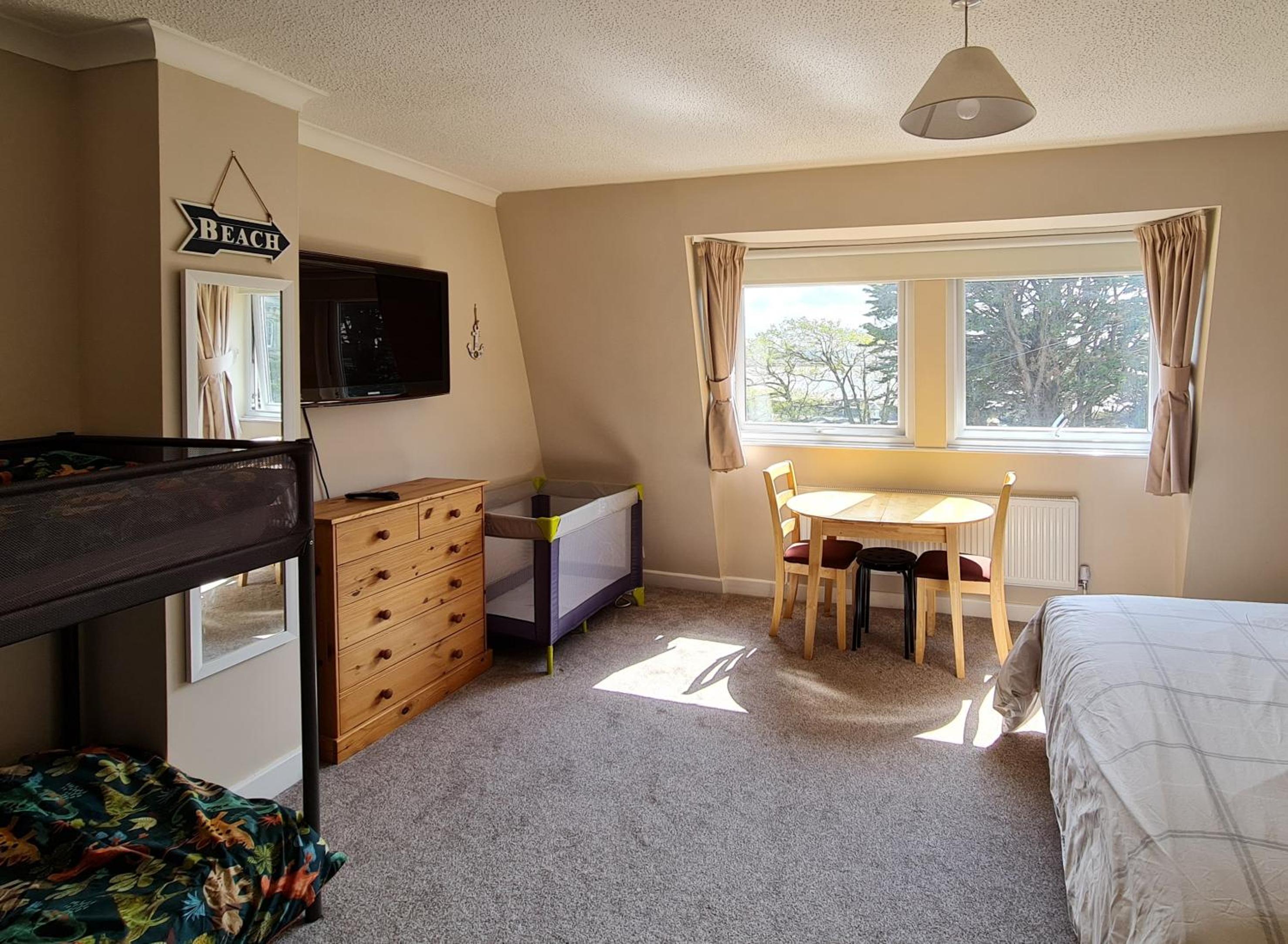 Quadruple Room with Private Bathroom - Photo 11