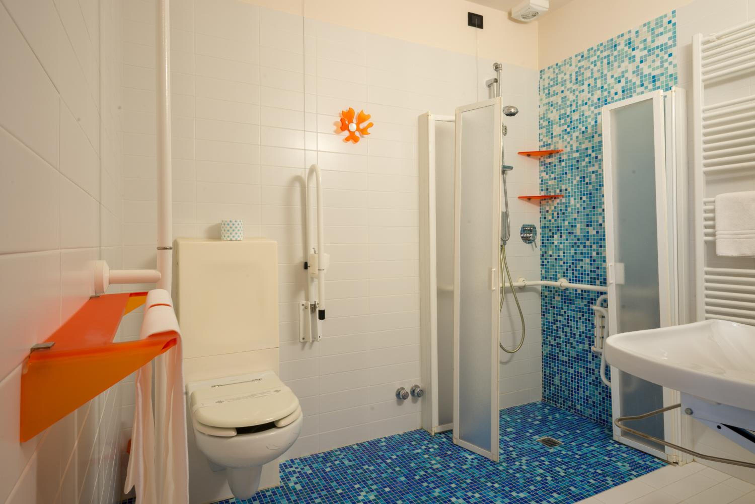 Double Room - Disability Access - Photo 9