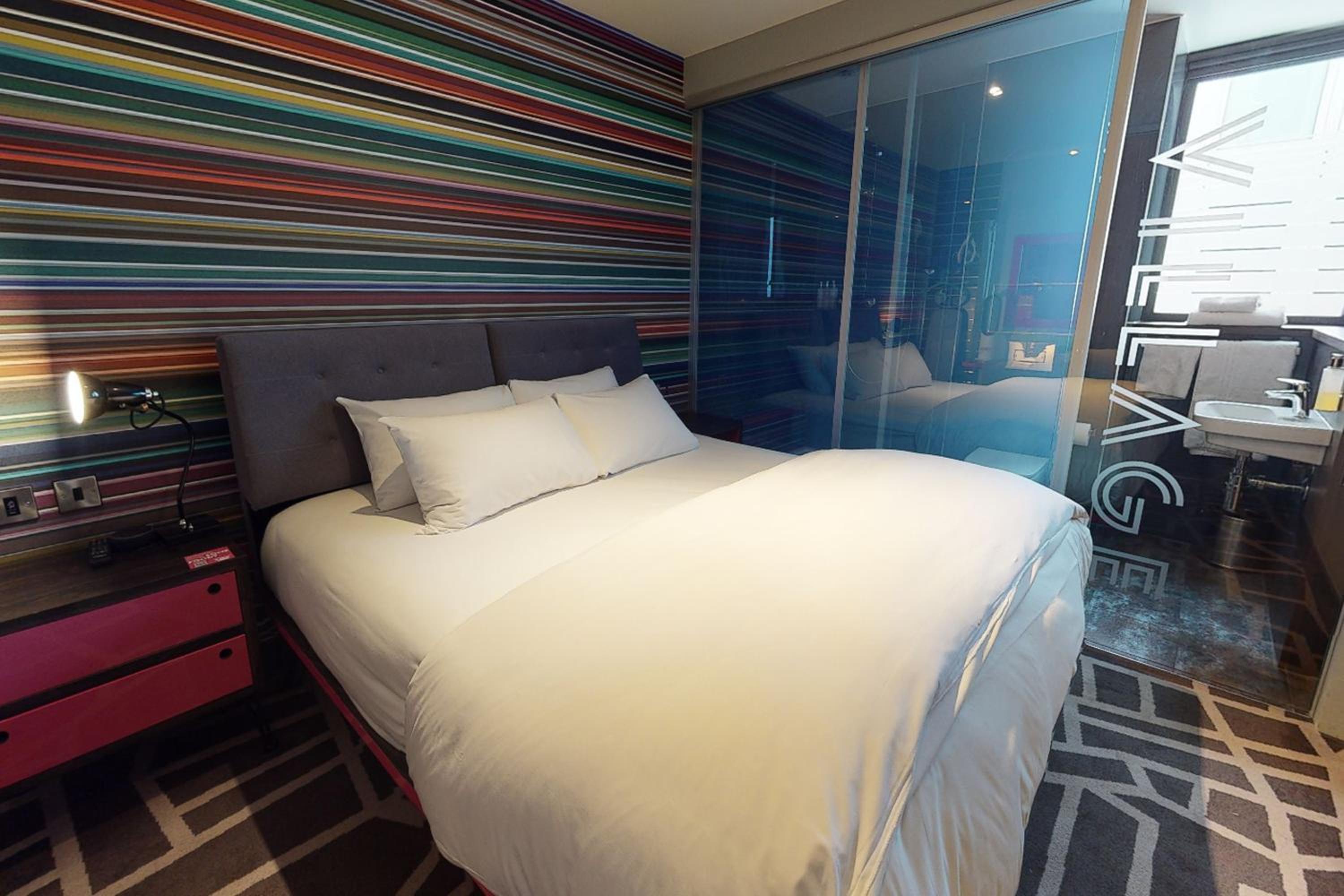 CLUB ROOM (FREE PARKING, GYM & POOL ACCESS) photo 1