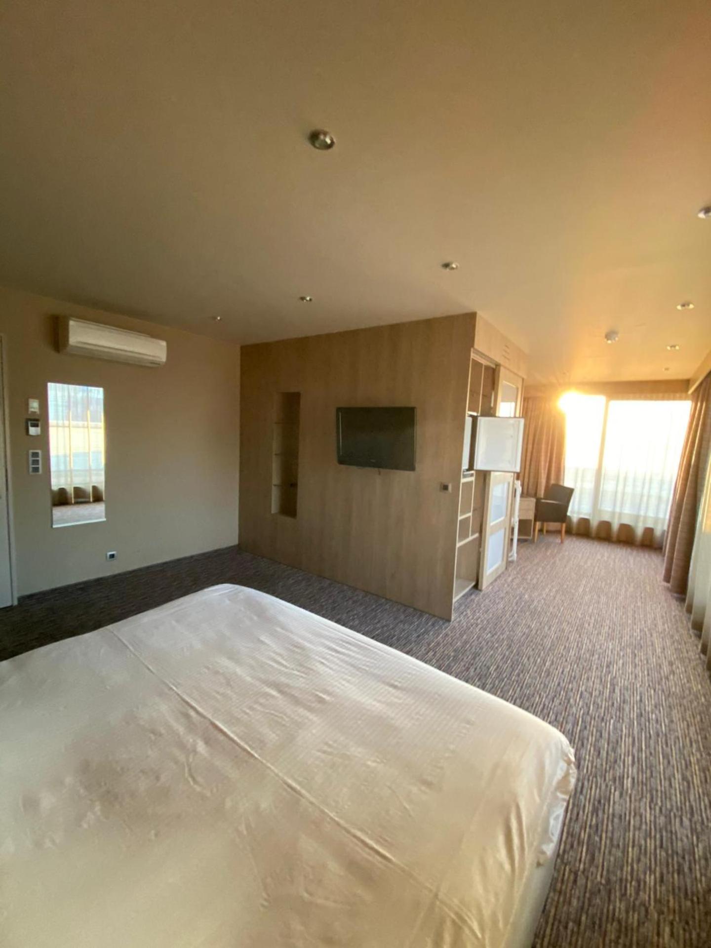Suite with Balcony - Photo 2