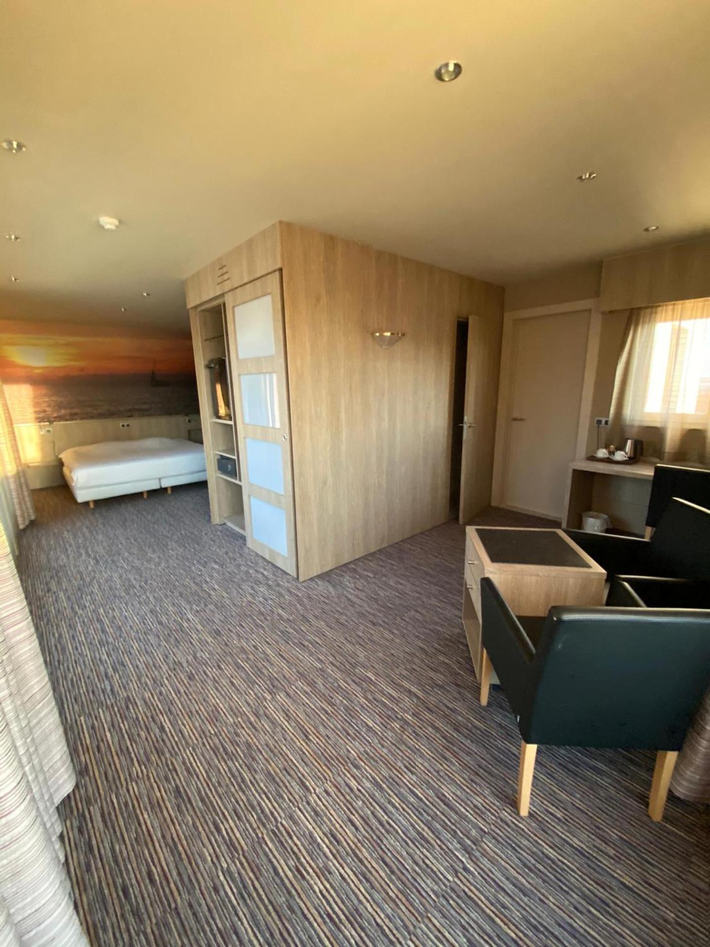Suite with Balcony - Photo 4