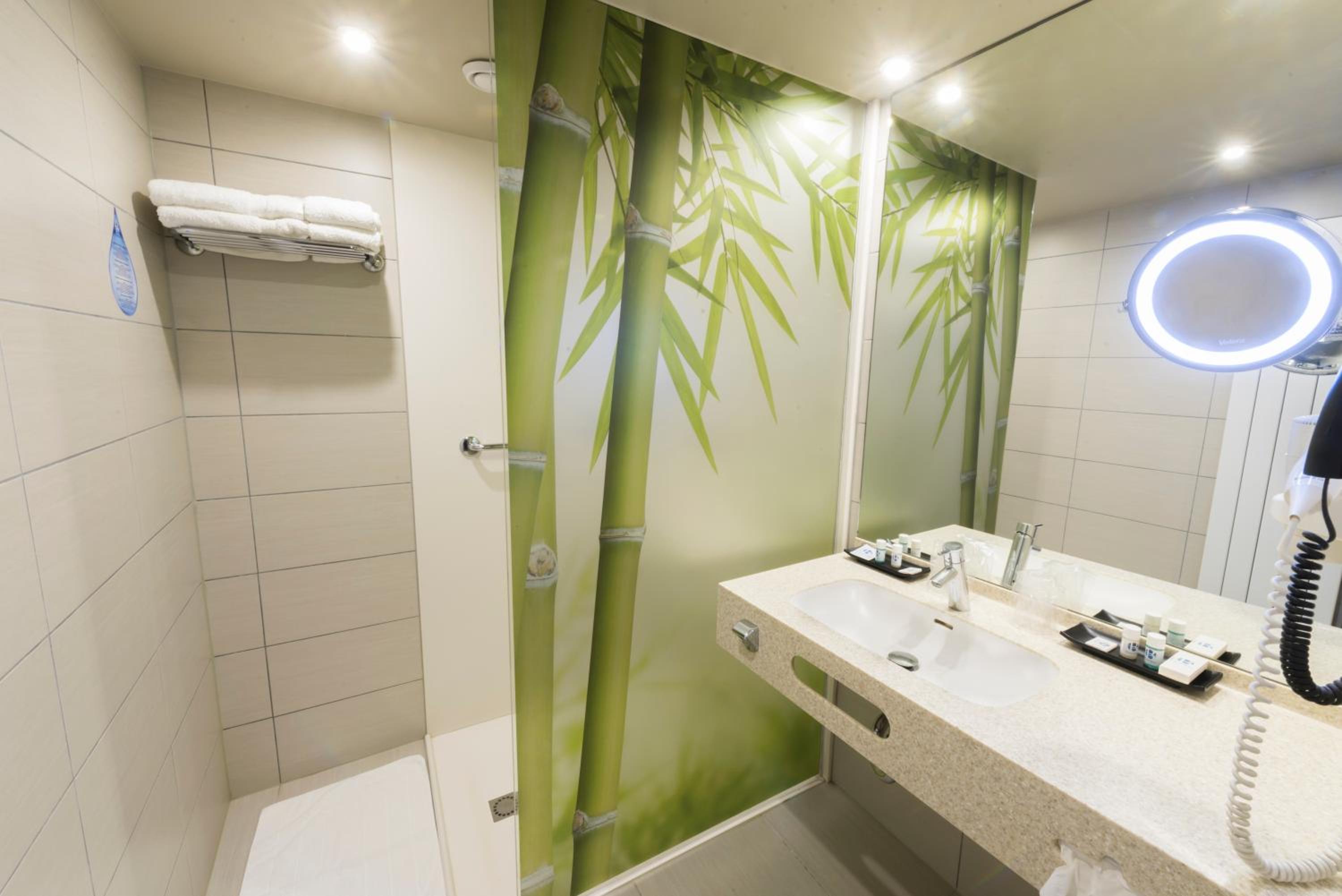 Suite with Balcony - Photo 3