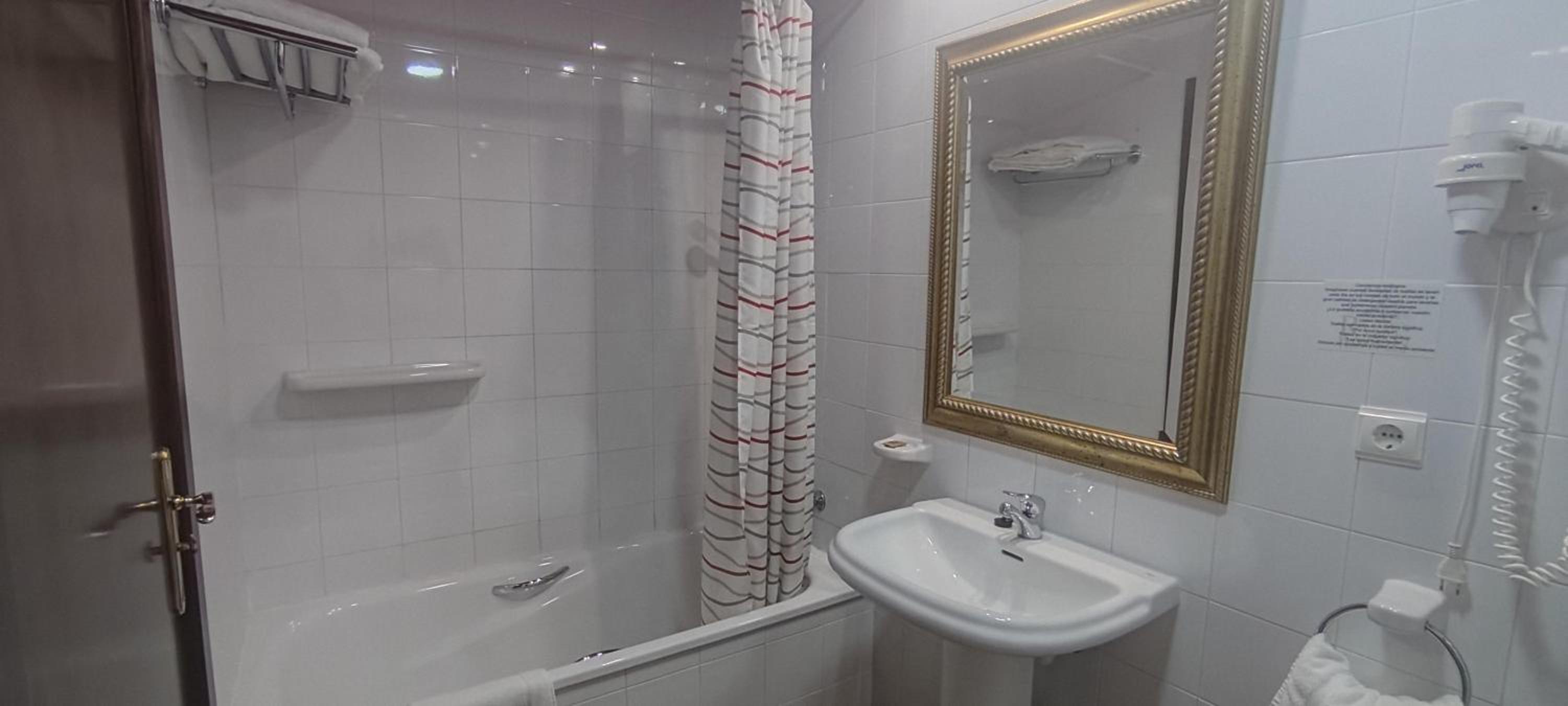 Double Room with Mountain View - Photo 16