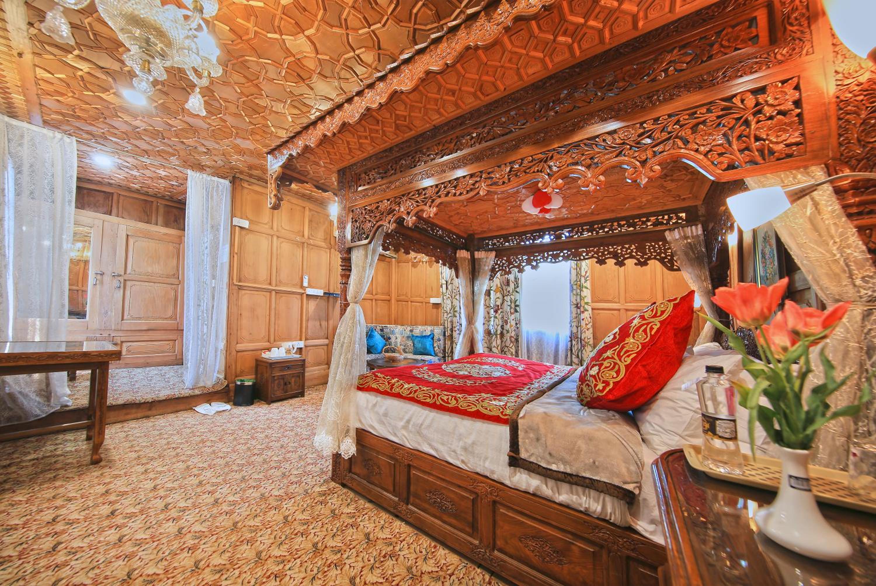 Luxury Suite - Photo 2