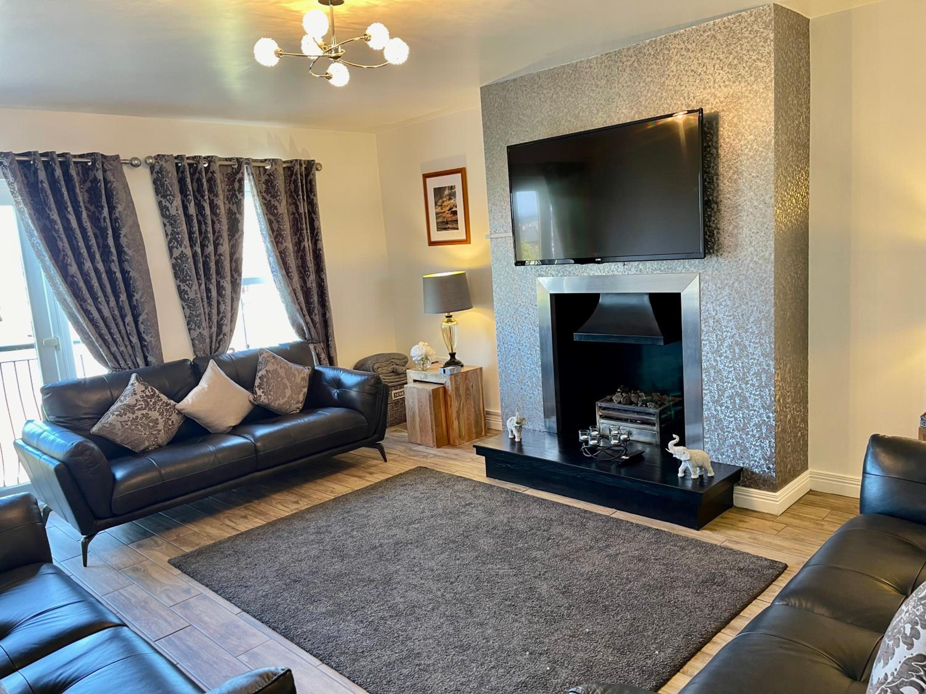 Five-Bedroom House photo 2