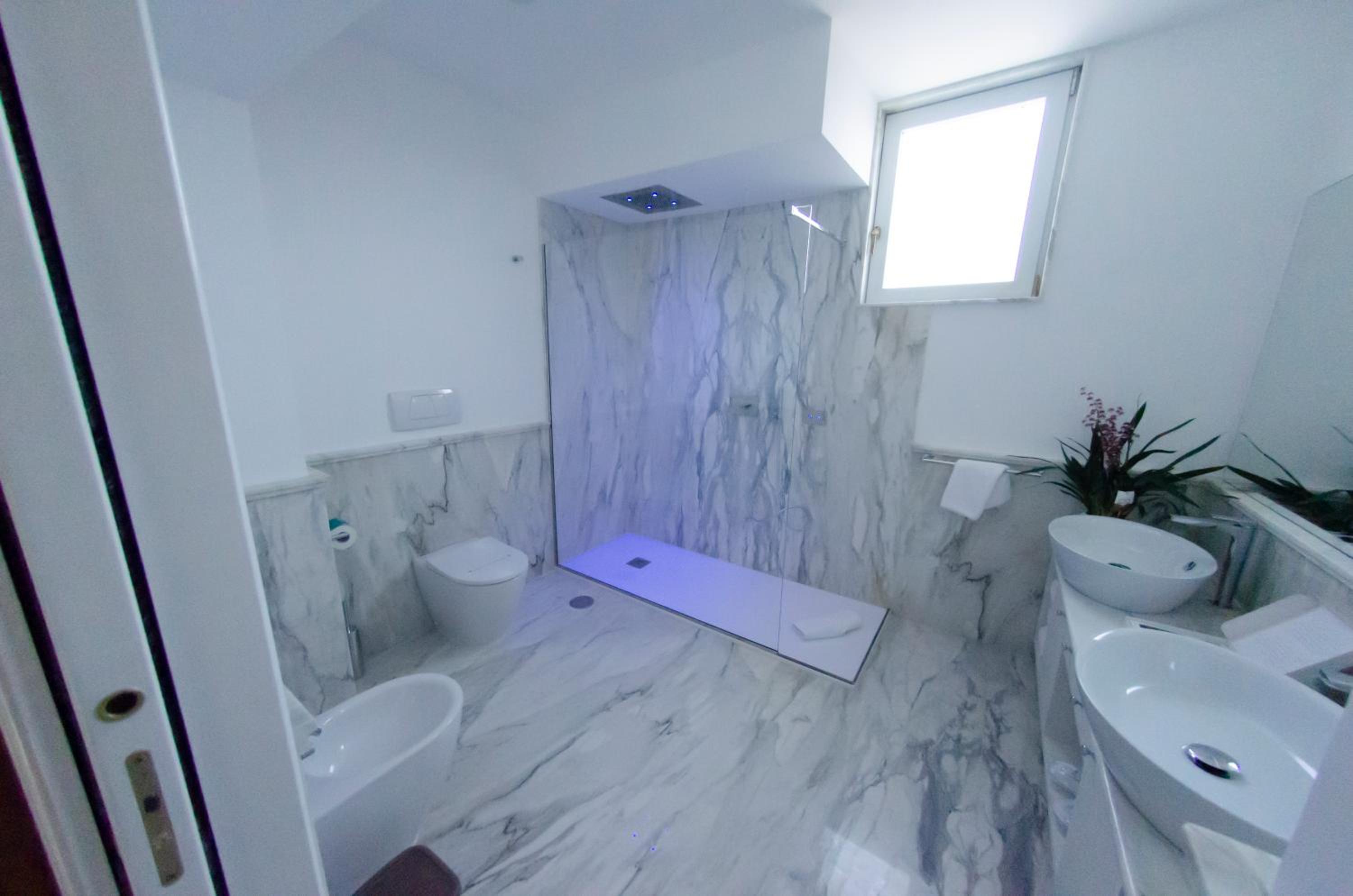 Suite with Sea View - Photo 11