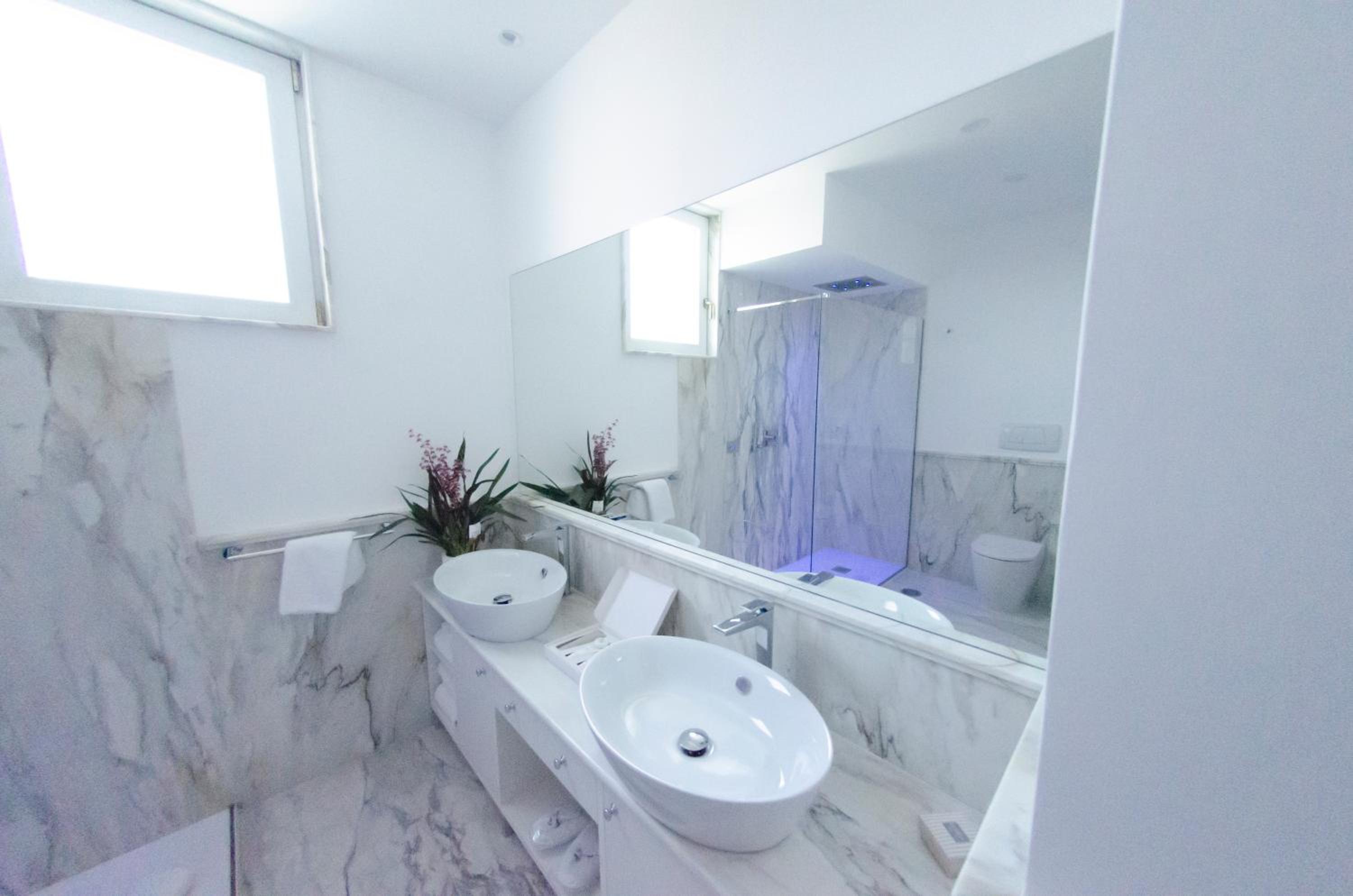 Suite with Sea View - Photo 10