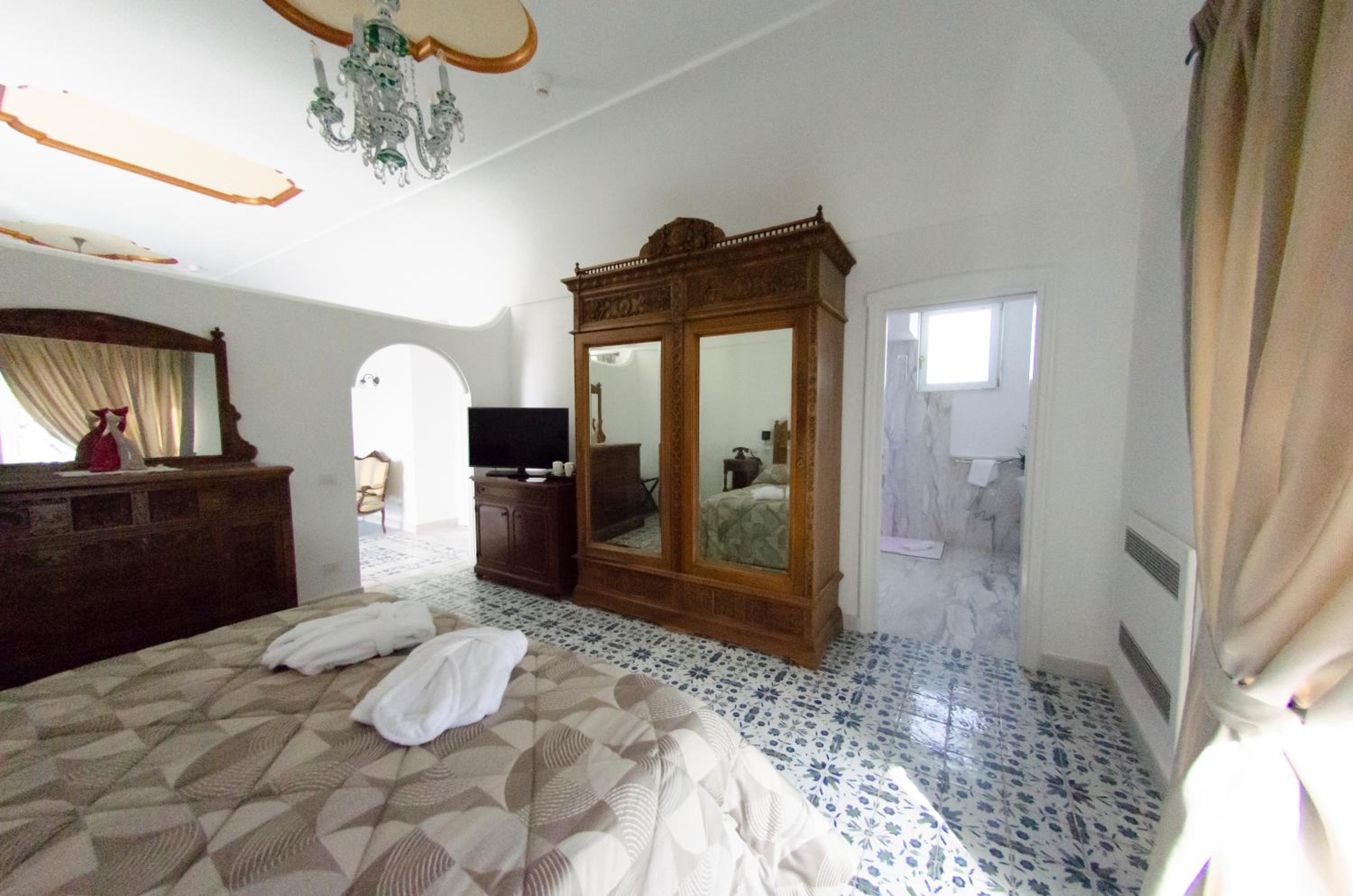 Suite with Sea View - Photo 8