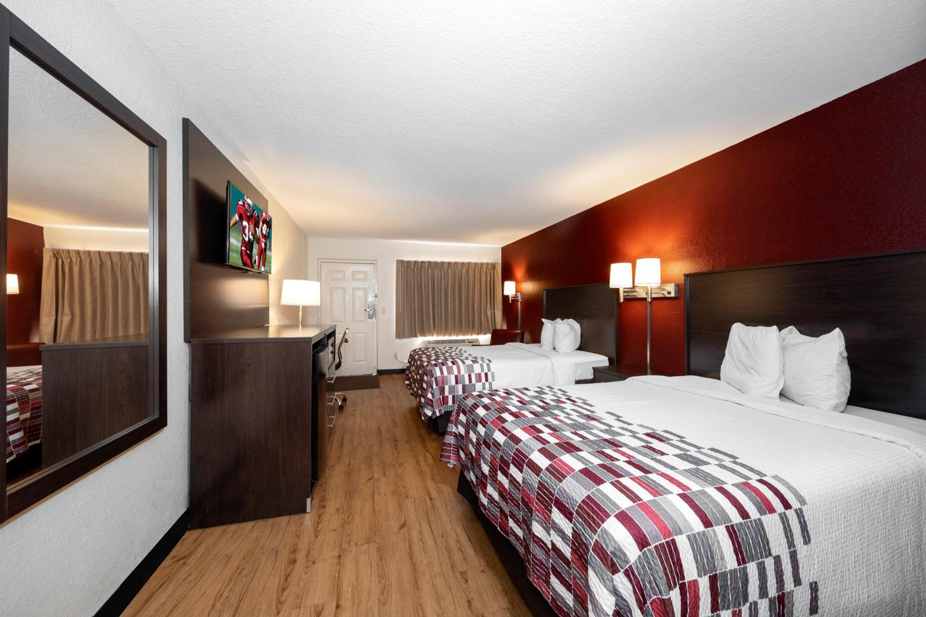 Deluxe Room with Two Double Beds Smoking - Photo 10