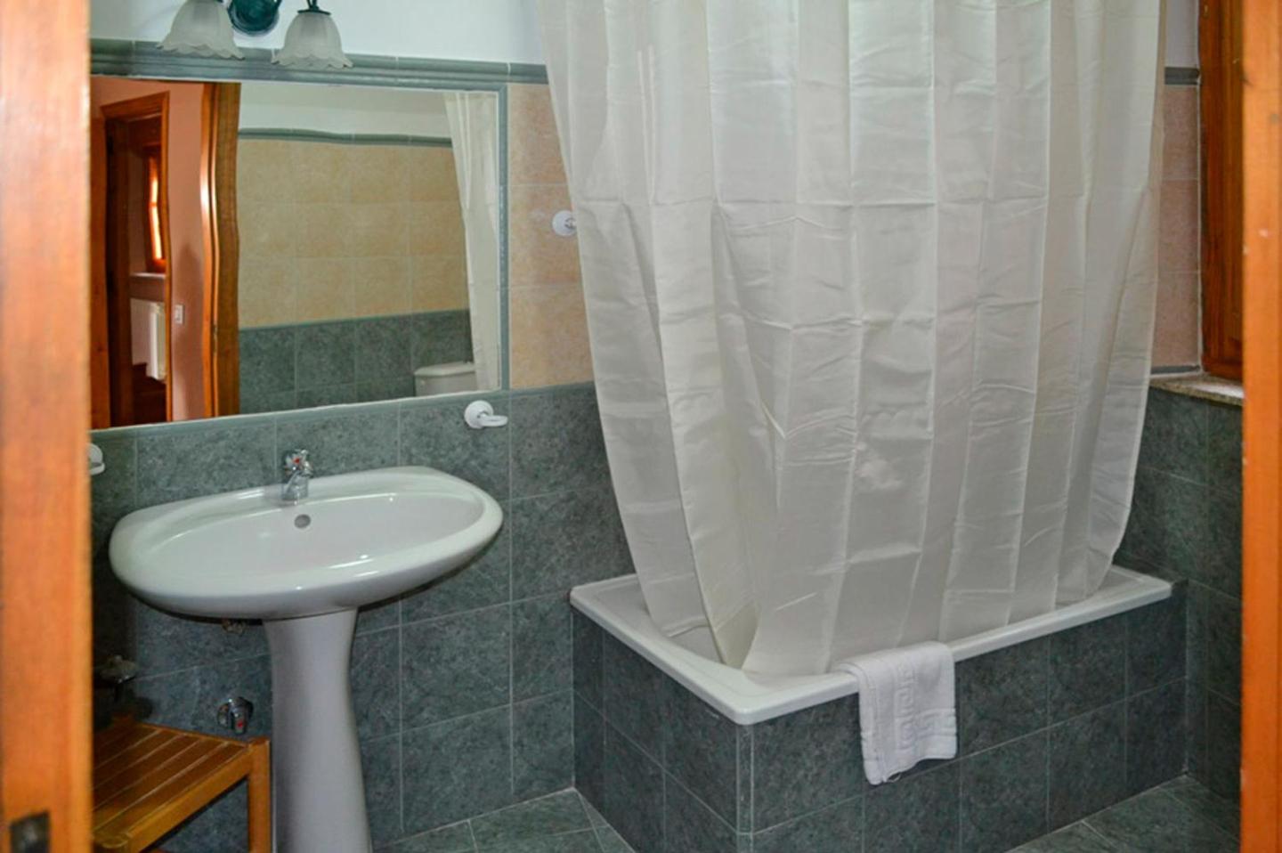 Double Room - Photo 5