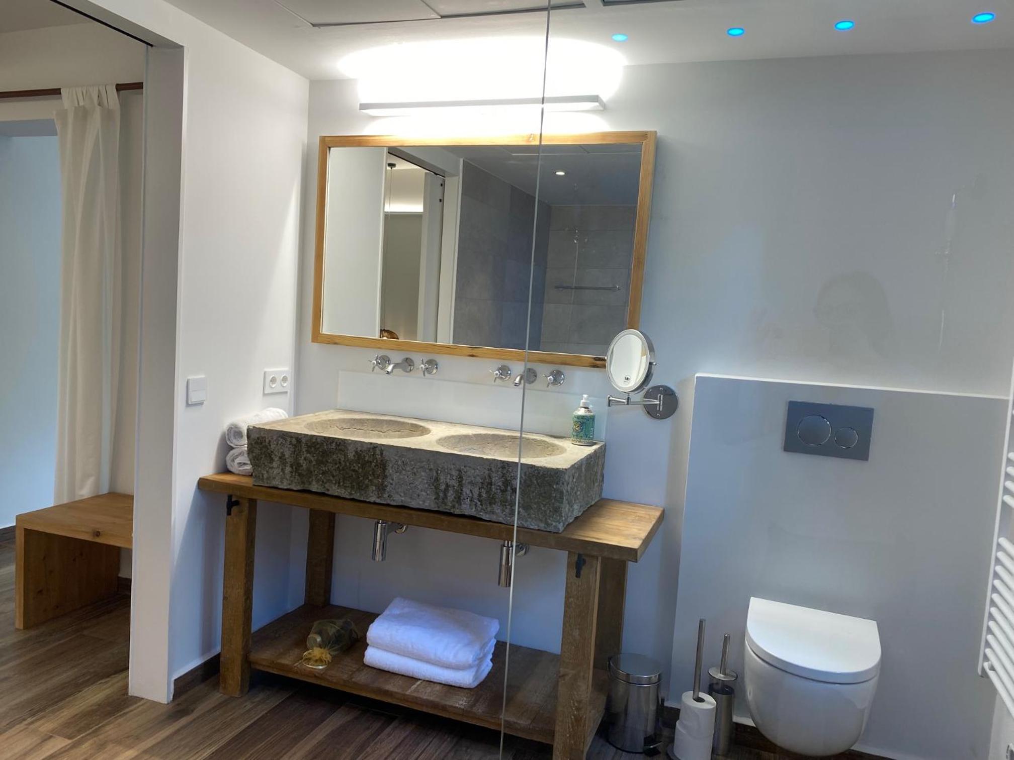 Deluxe Double Room with Bath - Photo 3