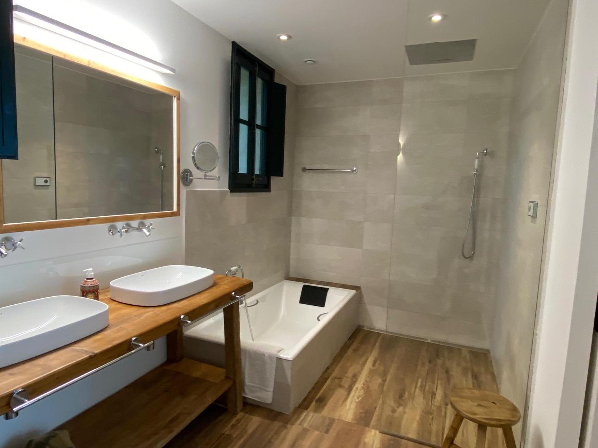 Deluxe Double Room with Bath - Photo 4