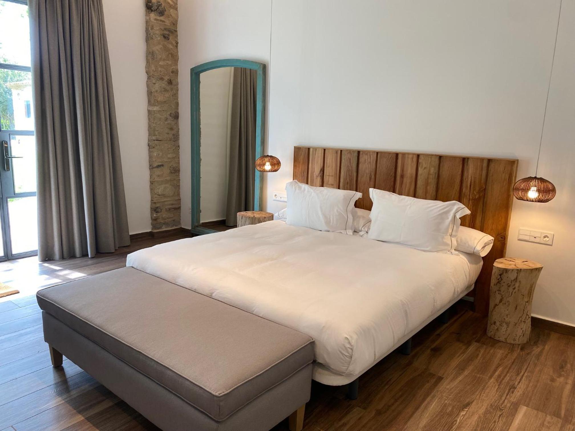 Deluxe Double Room with Bath - Photo 2