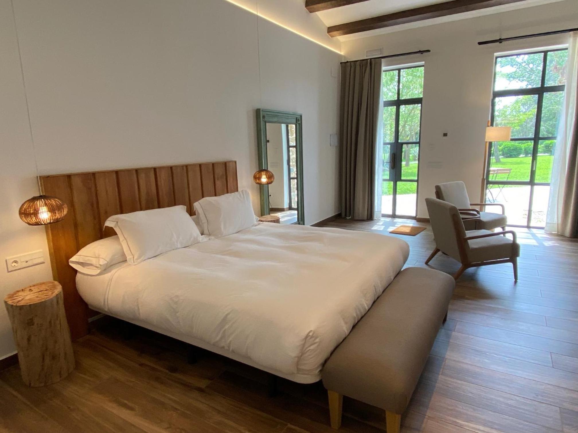 Deluxe Double Room with Bath - Photo 1