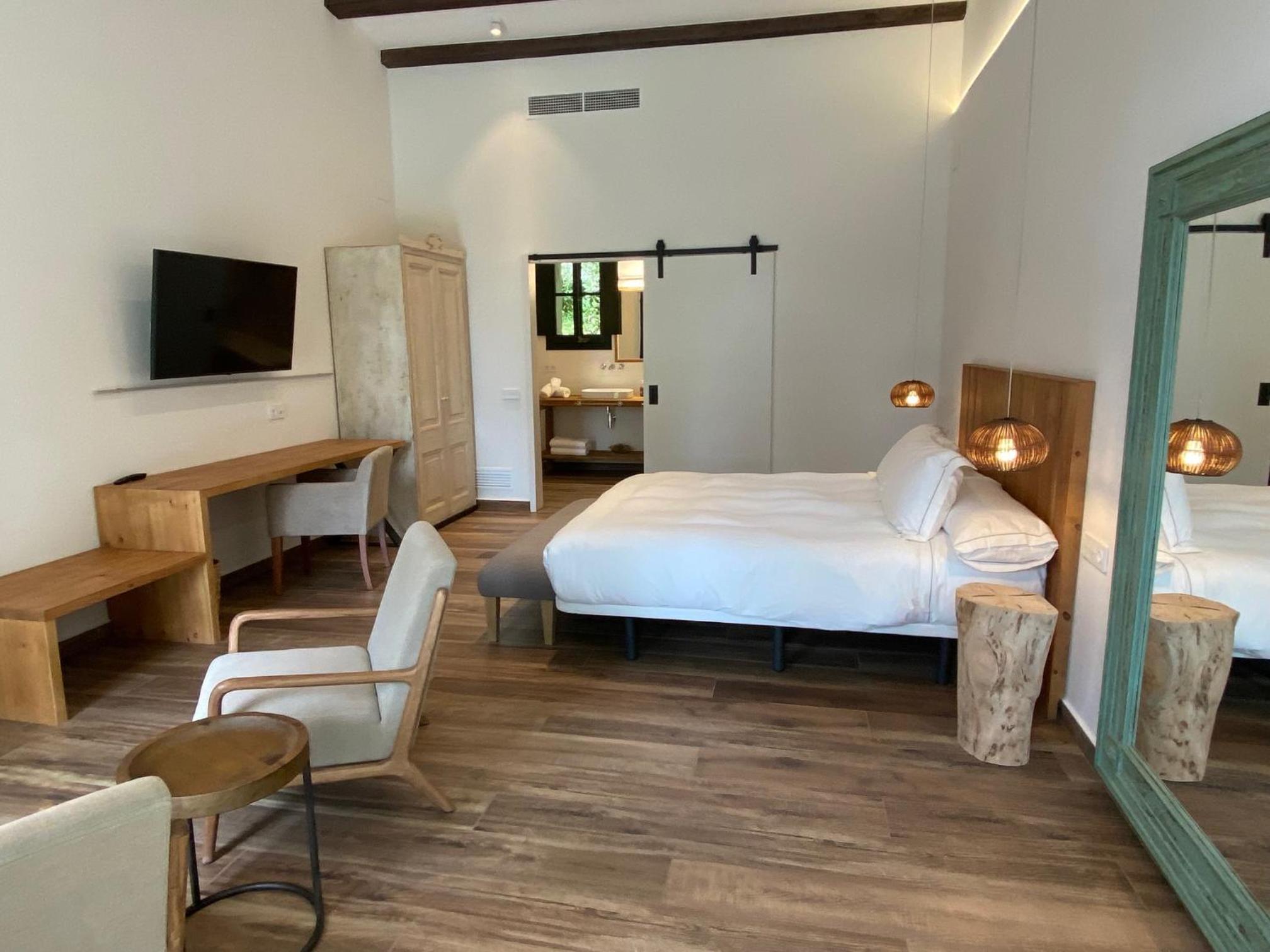 Deluxe Double Room with Bath - Photo 5