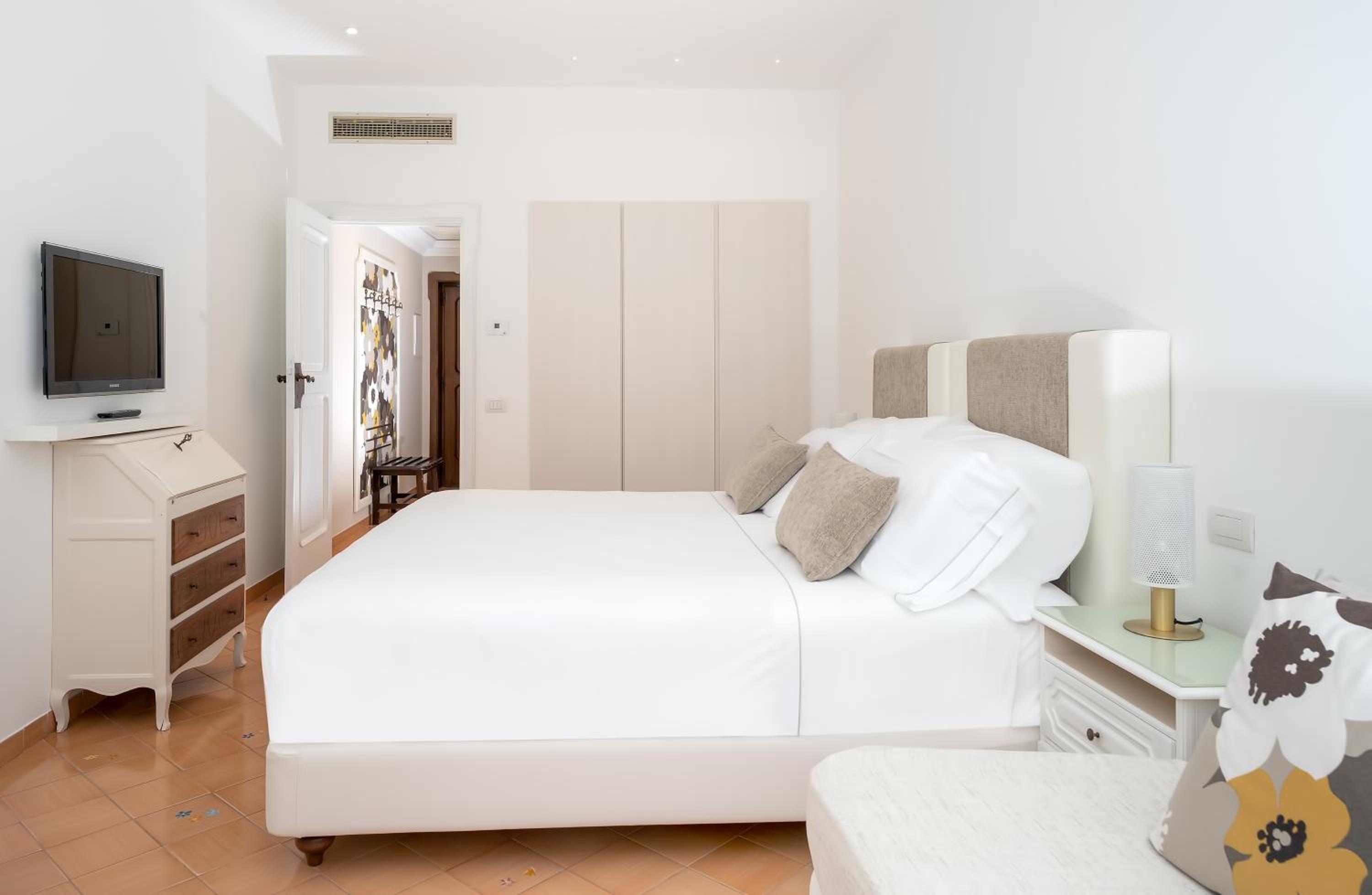 Superior Room with Balcony and Sea View - Photo 7