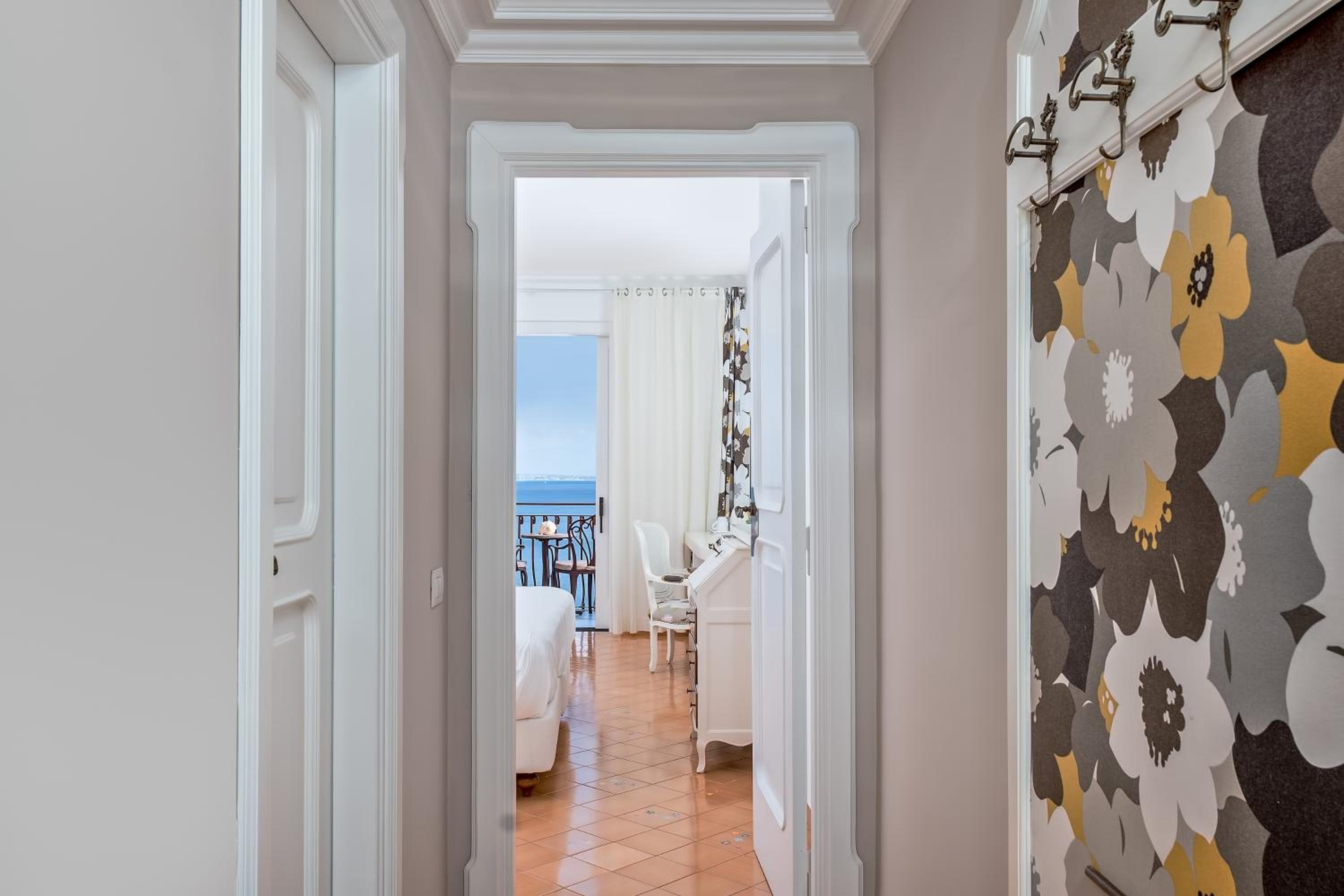 Superior Room with Balcony and Sea View - Photo 8