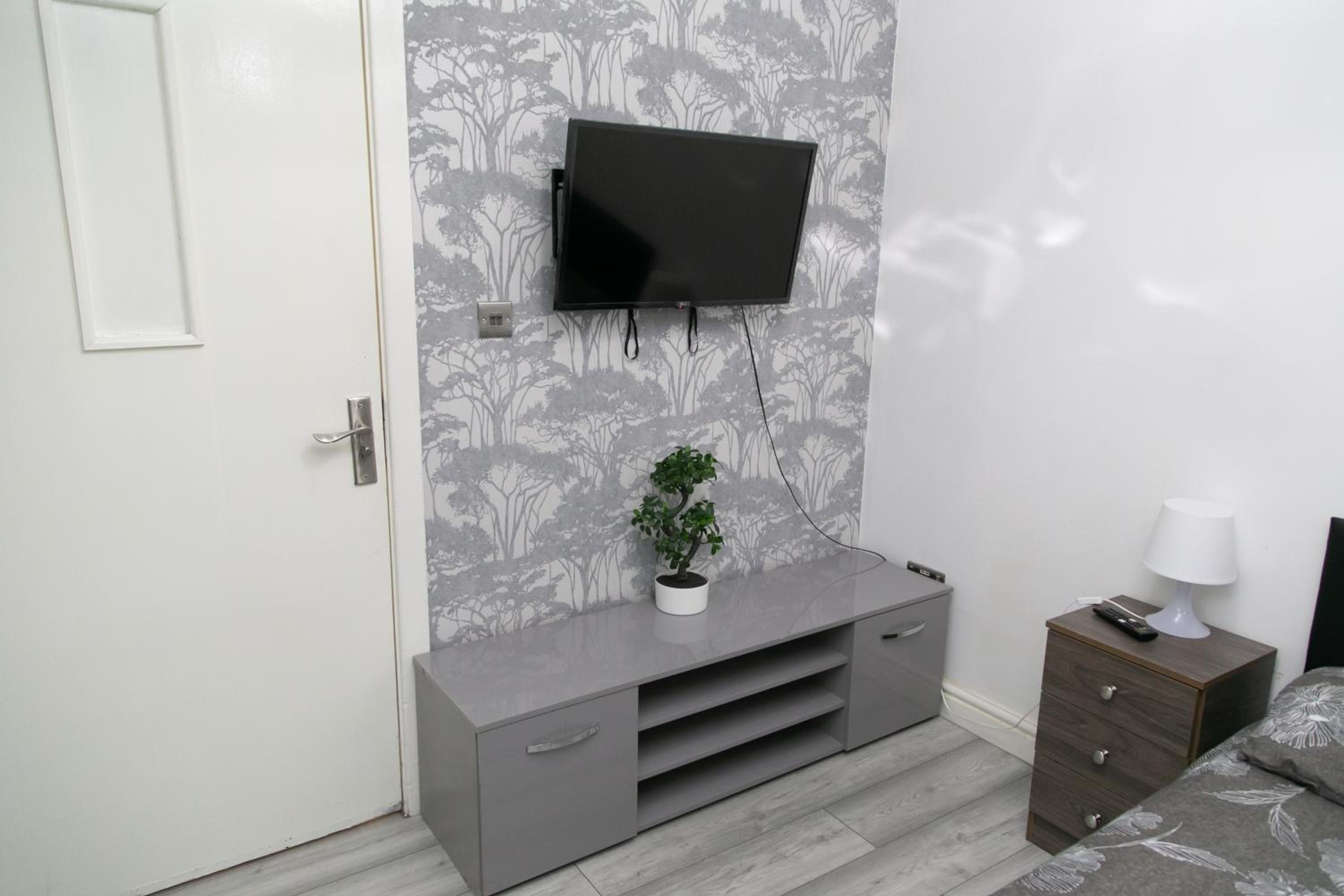 One-Bedroom Apartment photo 1
