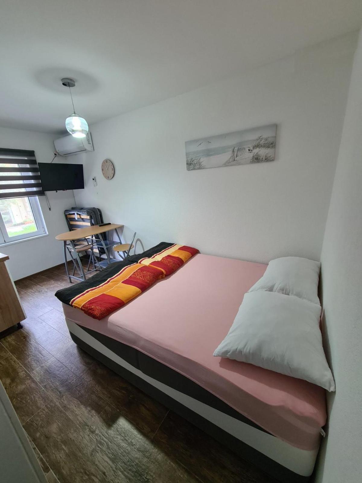 One-Bedroom Apartment photo 1