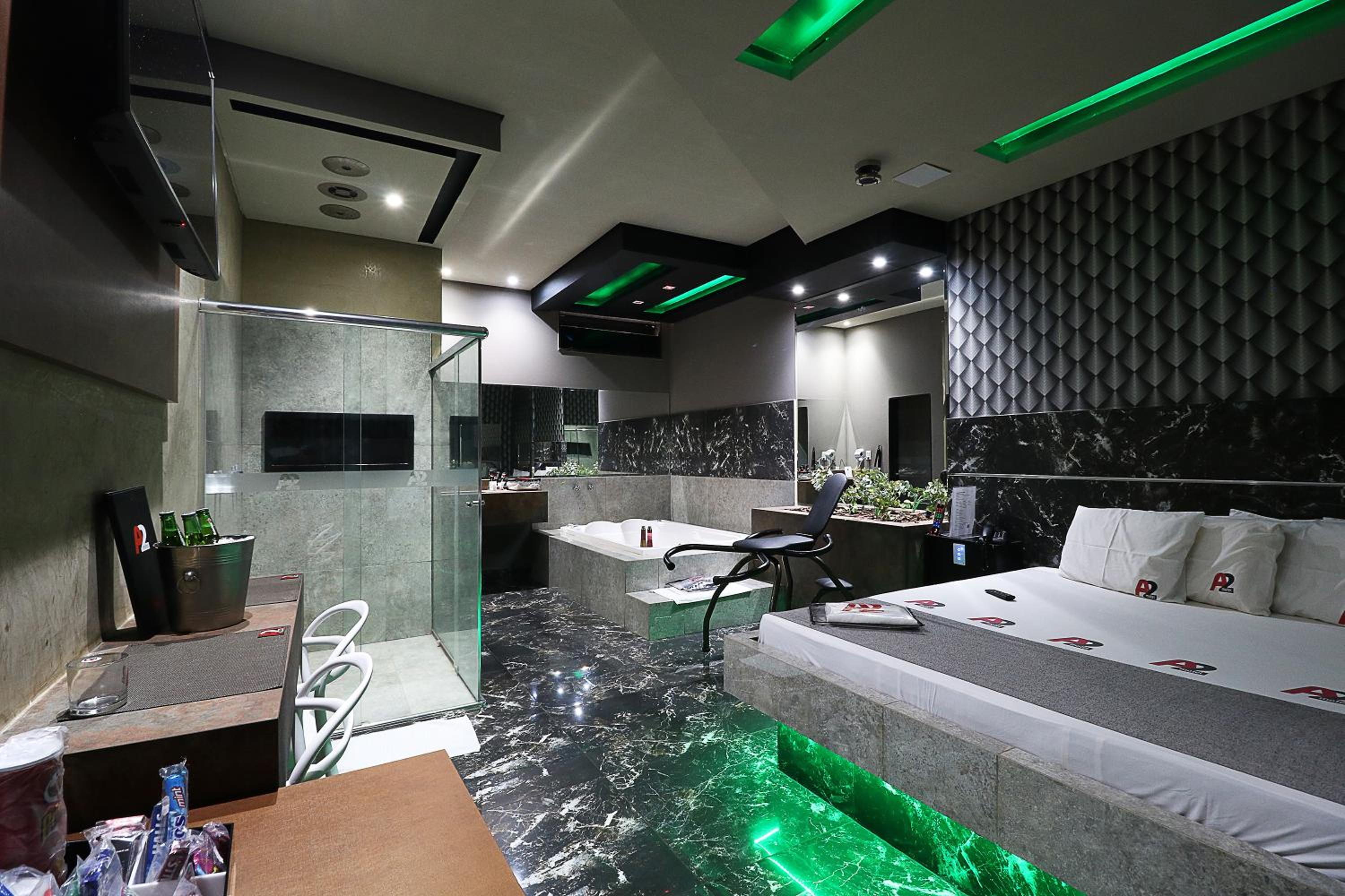 Suite with Hot Tub photo 3