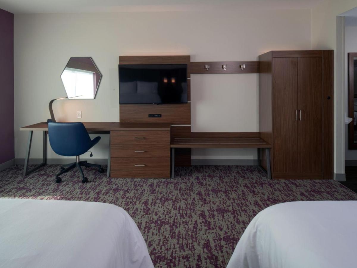 Standard Queen Room with Two Queen Beds - Photo 2