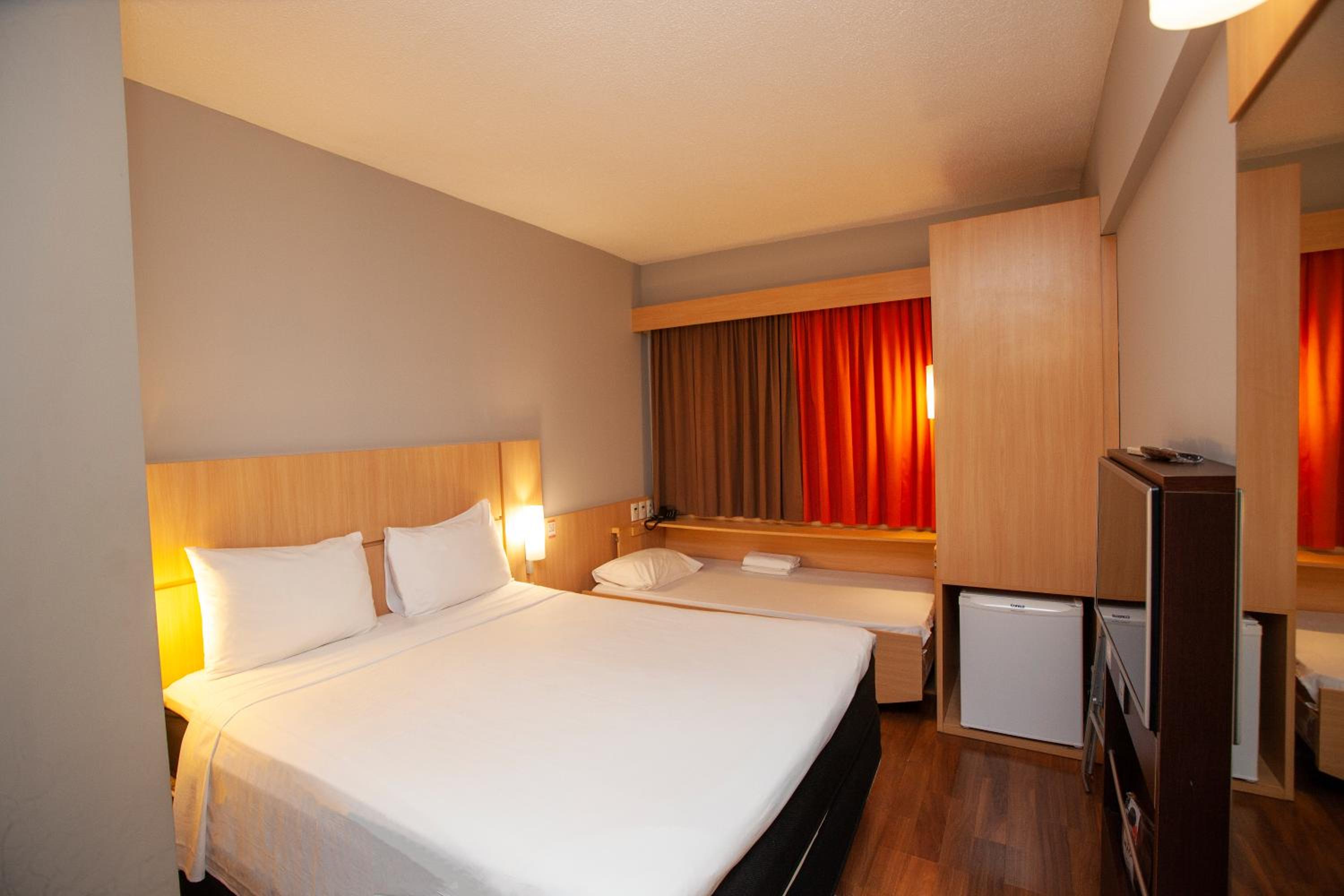 Standard Room with One Double Bed and One Single Bed photo 1