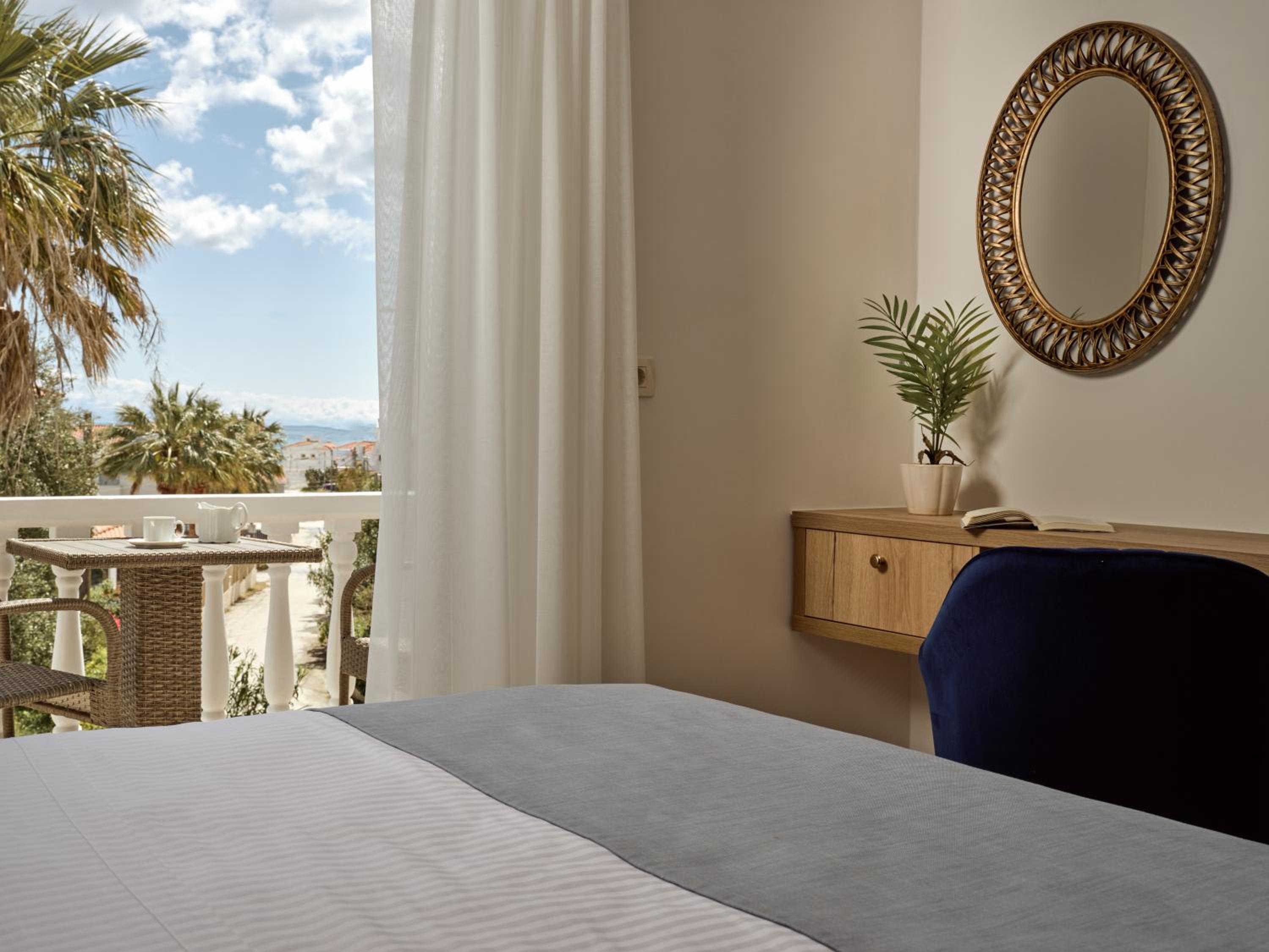 Deluxe Suite with Sea View photo 3