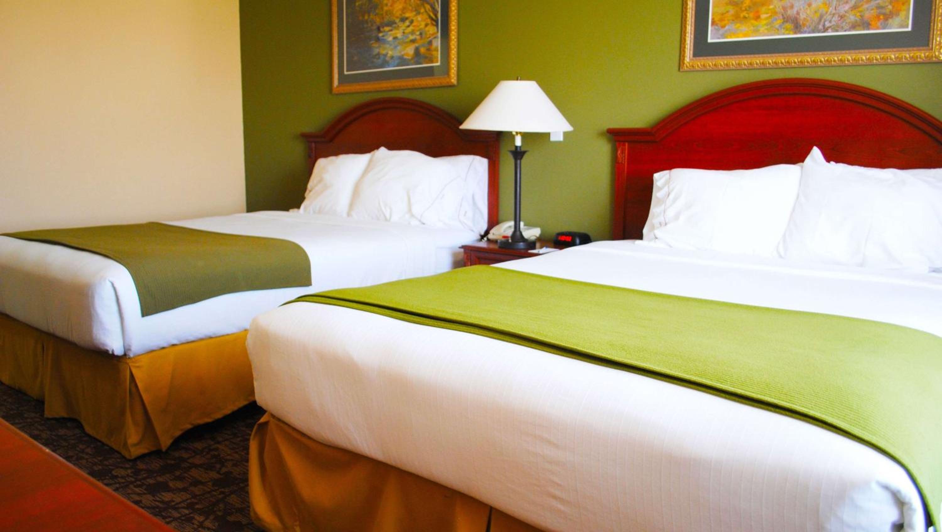 Queen Room with Two Queen Beds - Non-Smoking - Photo 3