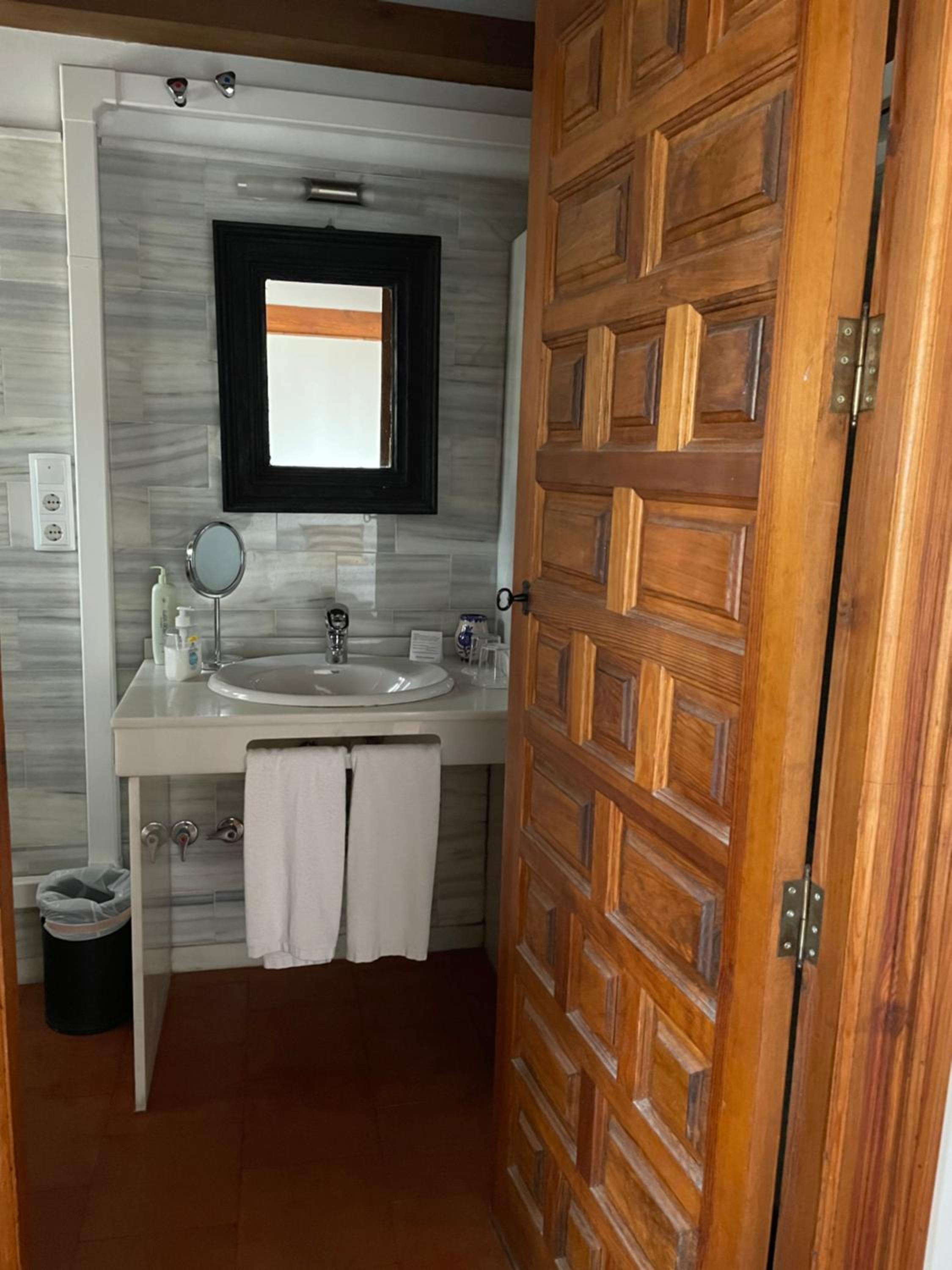 Classic Double or Twin Room - Photo 14