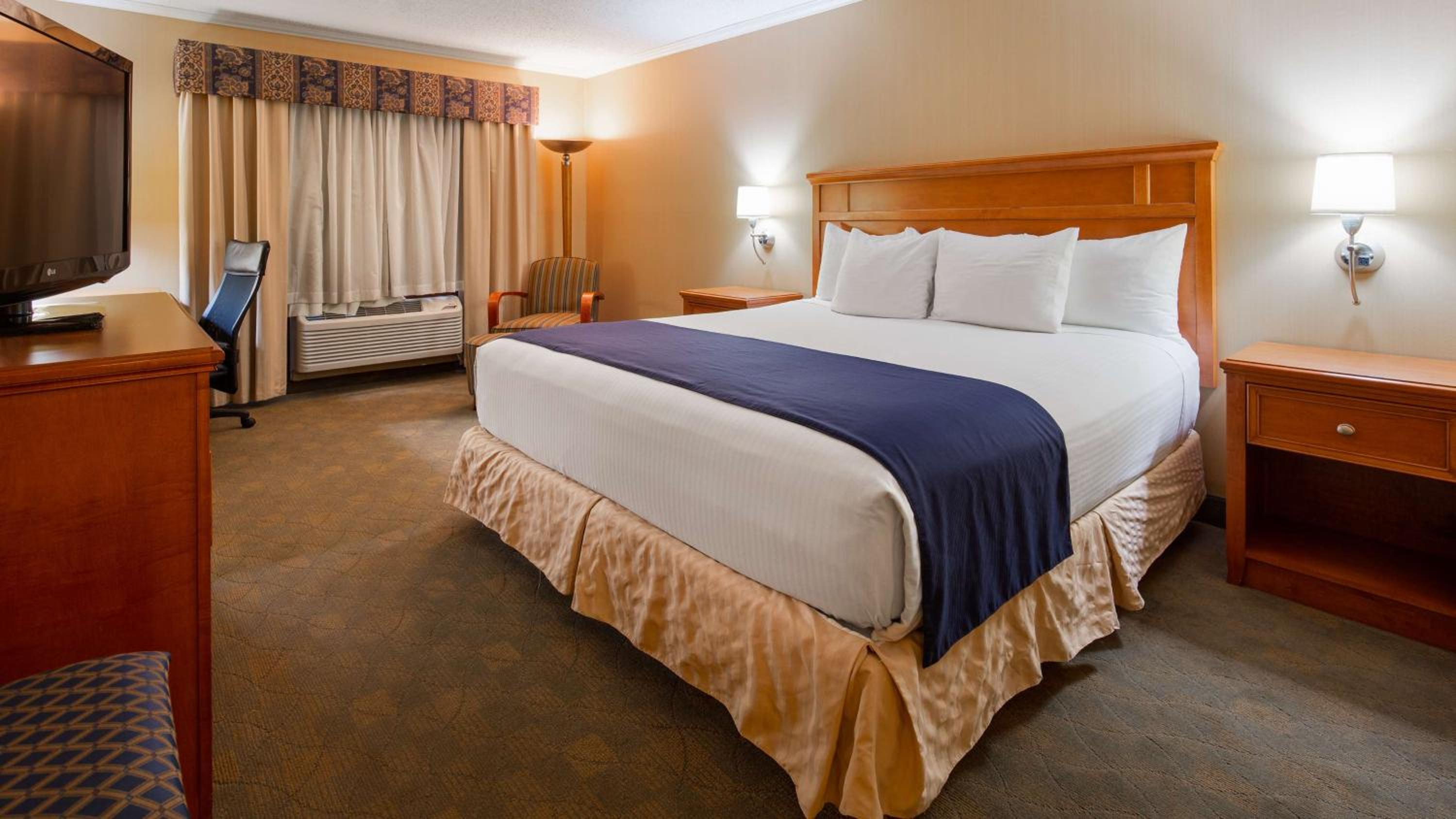 King Room with Spa Bath - Non Smoking photo 1