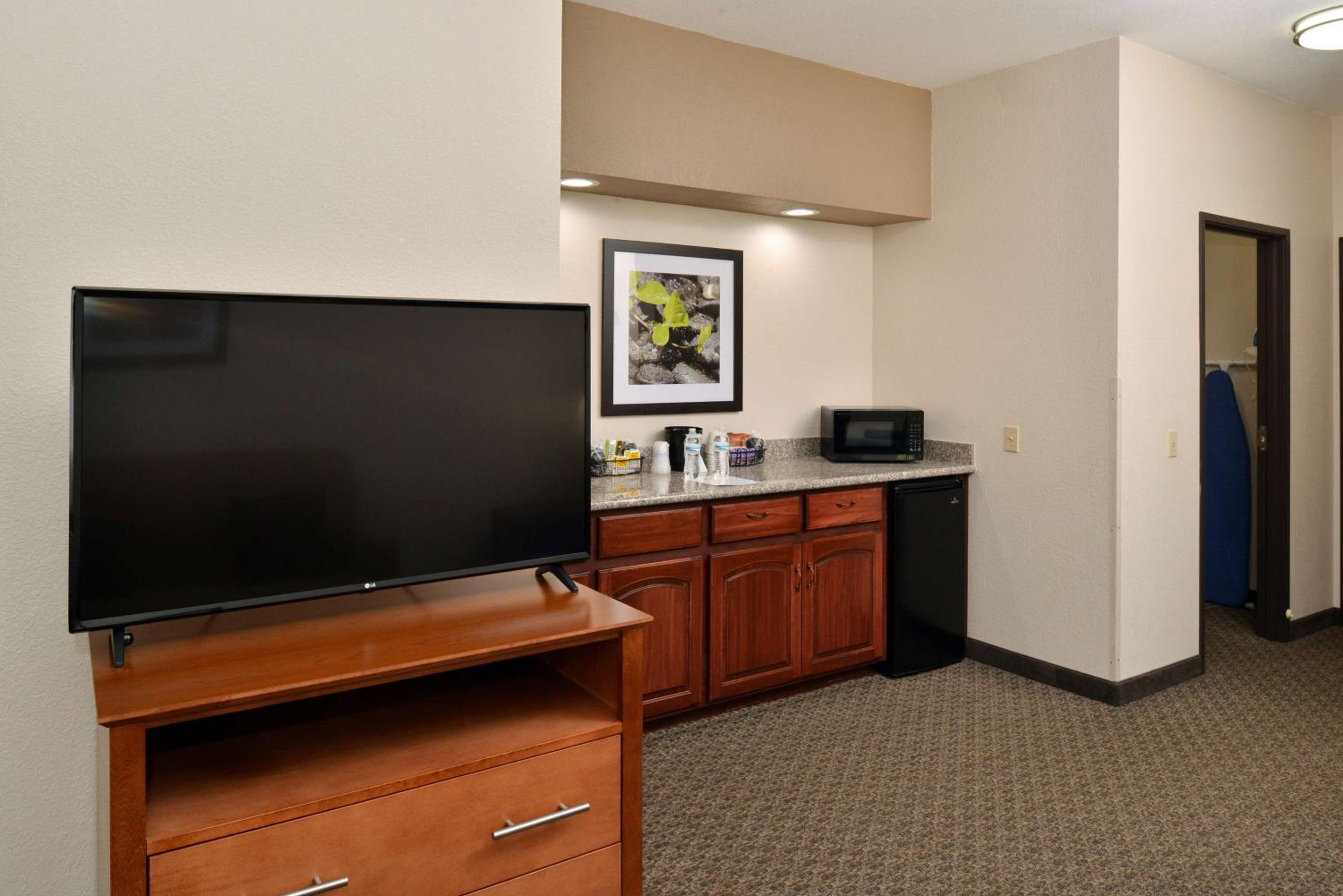 Two-Room King Suite with Sofa Bed and Spa Bath - Non-Smoking - Photo 5