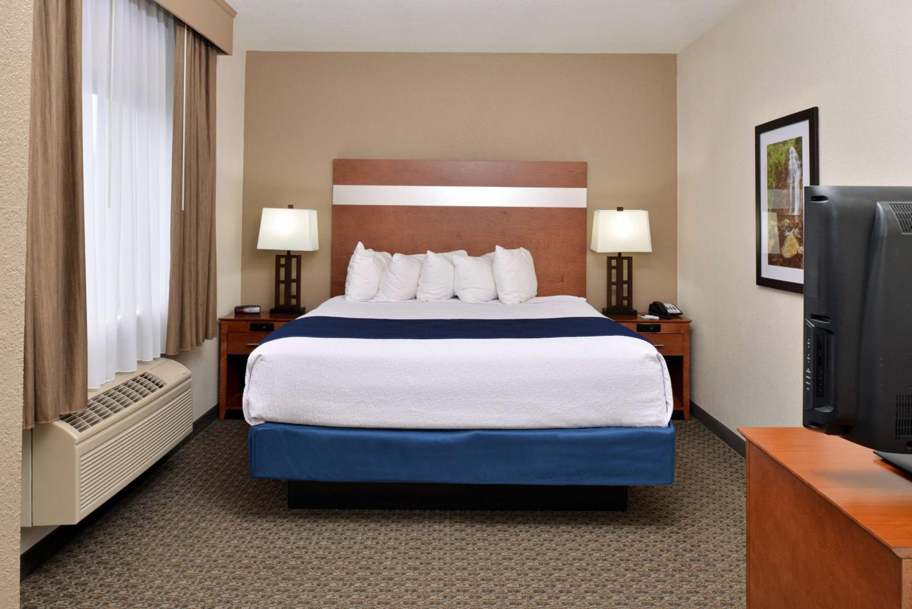 Two-Room King Suite with Sofa Bed and Spa Bath - Non-Smoking - Photo 3