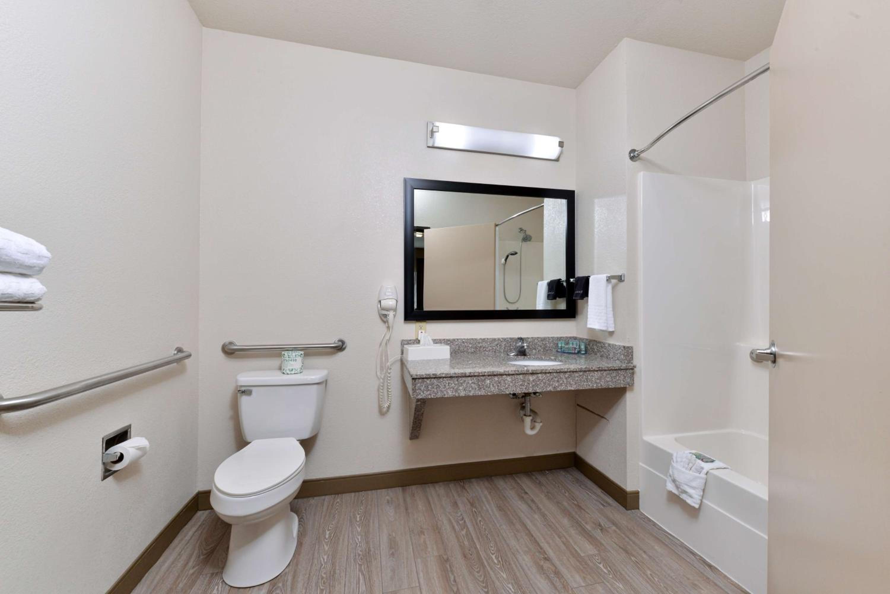 King Room - Mobility Accessible with Bathtub - Photo 4