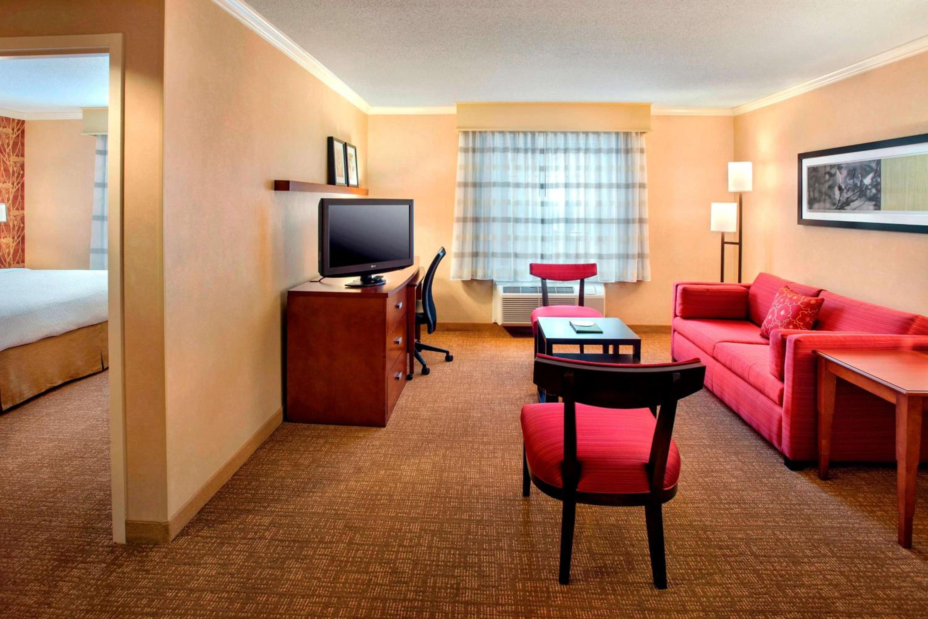 One-Bedroom King Suite with Tub - Mobility Accessible - Photo 1