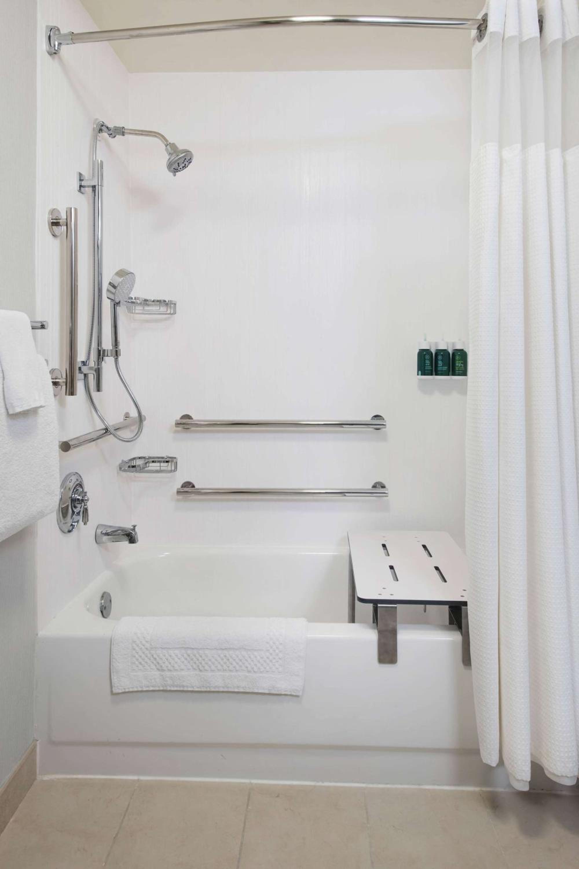 Mobility/Hearing Accessible - Deluxe King Room with Tub - Photo 3