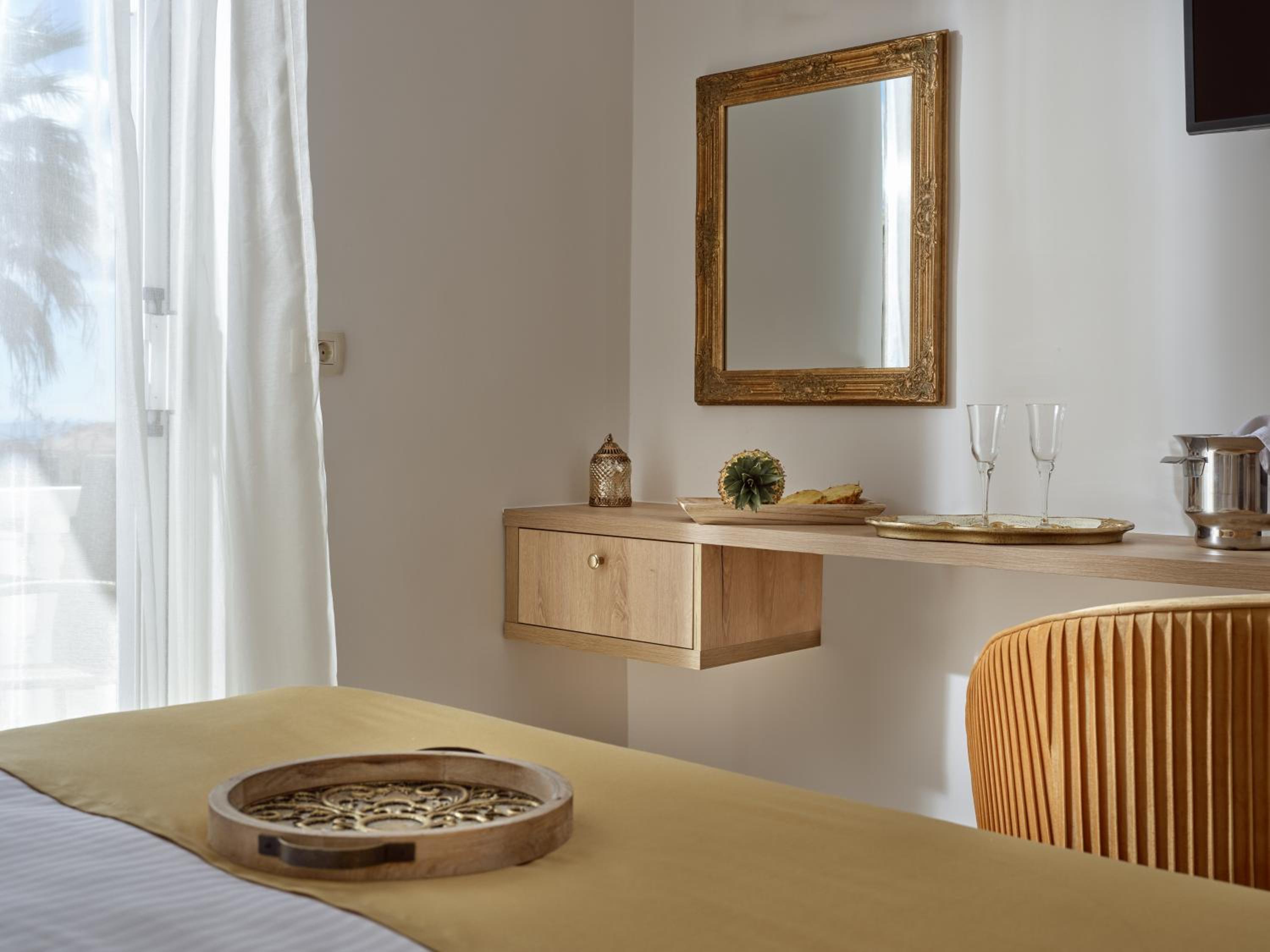 Deluxe Suite with Sea View photo 2