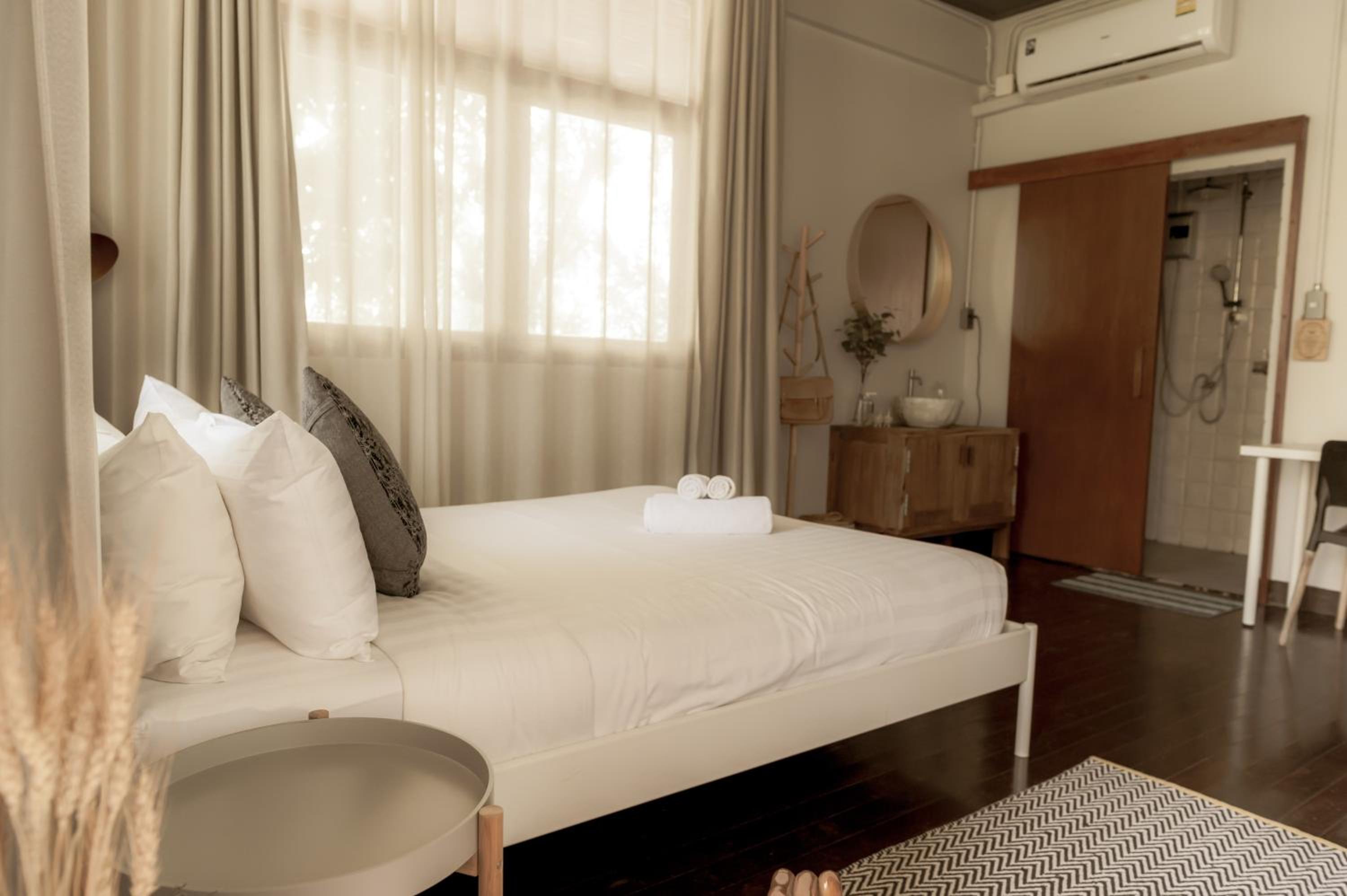 Queen Room with Pool View - Photo 10
